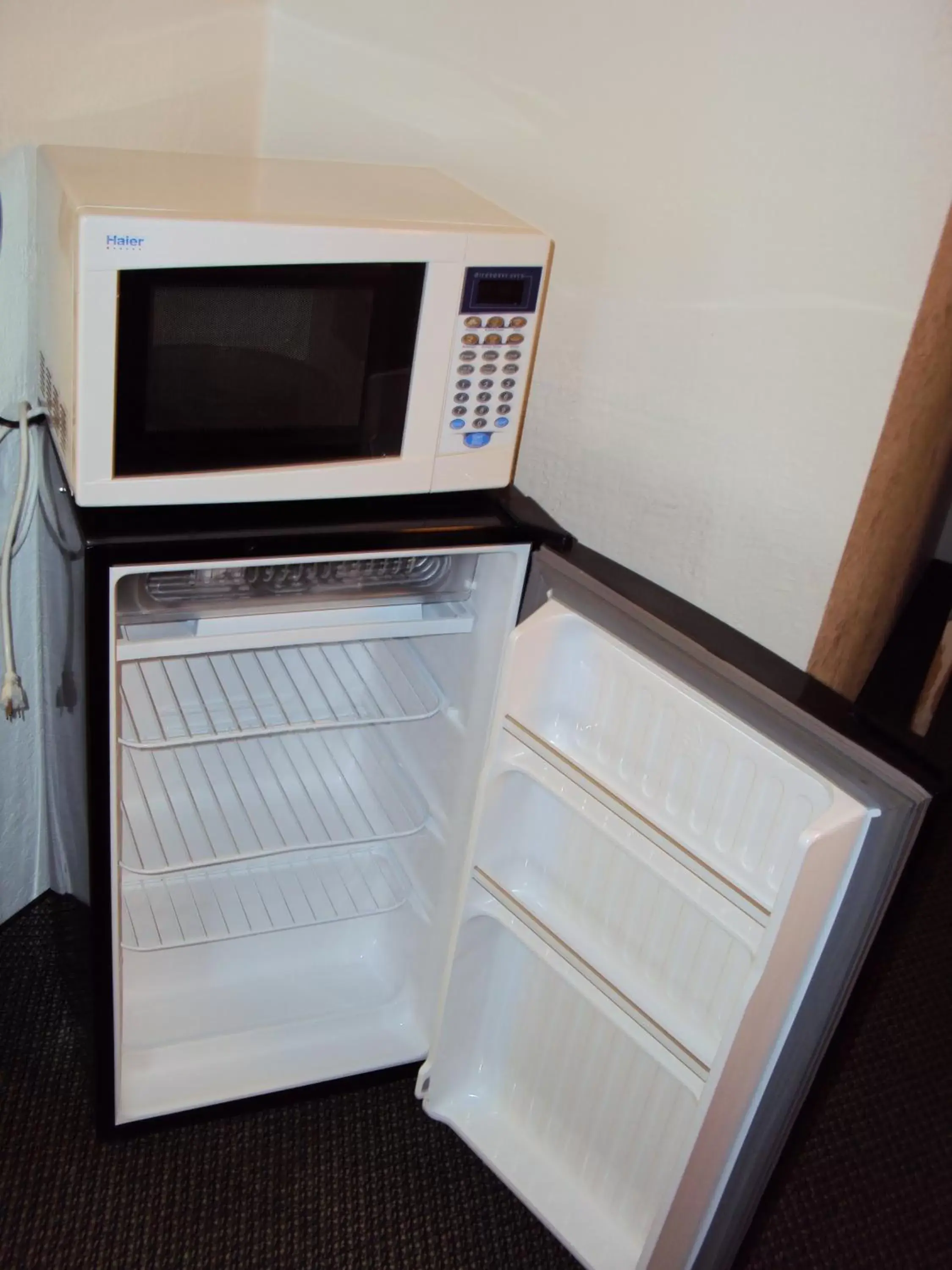 Decorative detail, Kitchen/Kitchenette in Days Inn by Wyndham Rutland/Killington Area