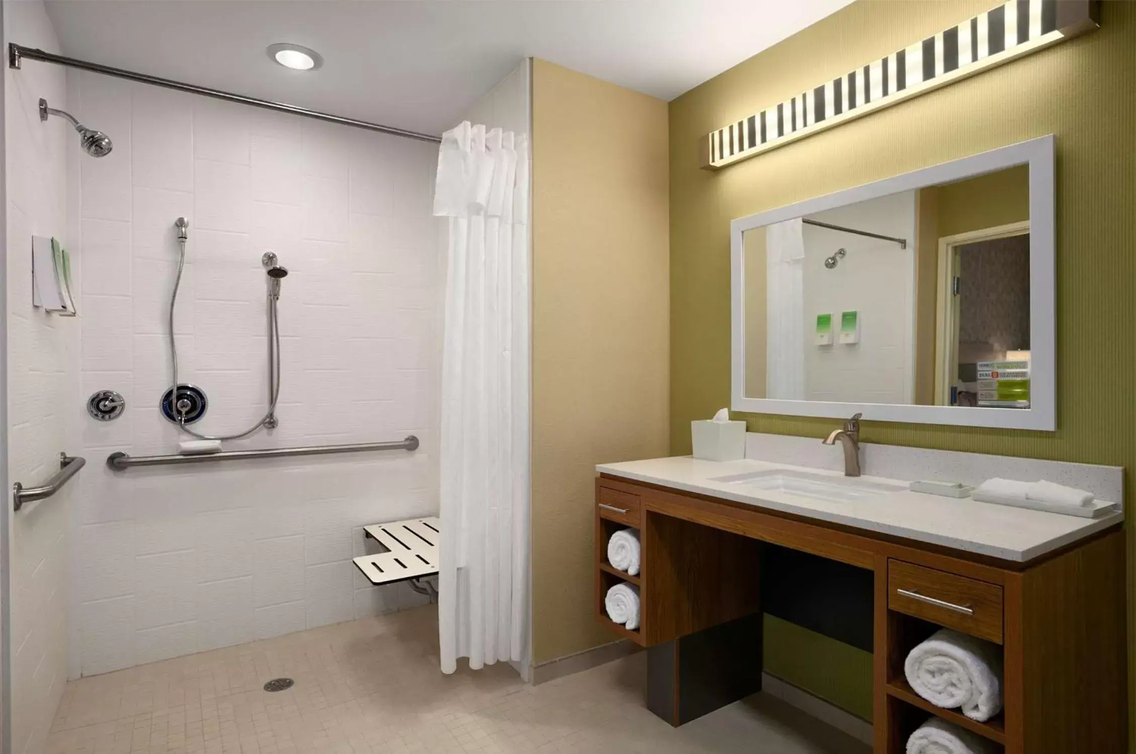 Kitchen or kitchenette, Bathroom in Home2 Suites by Hilton Huntsville - Research Park Area