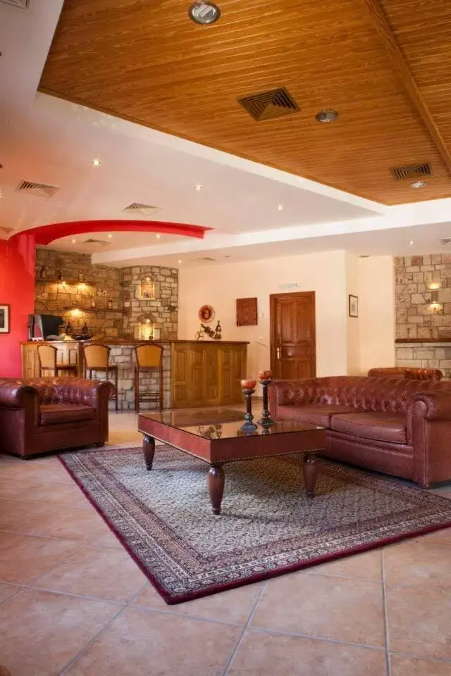 Lounge or bar, Lobby/Reception in Hotel Kynaitha