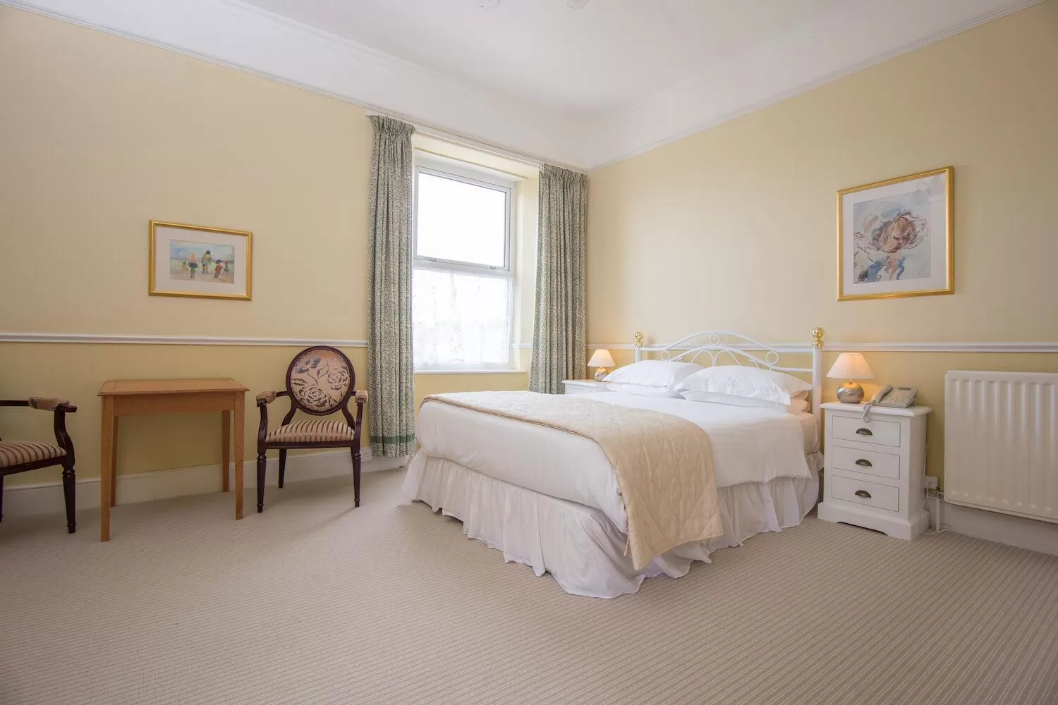 Photo of the whole room, Bed in The Queens Hotel