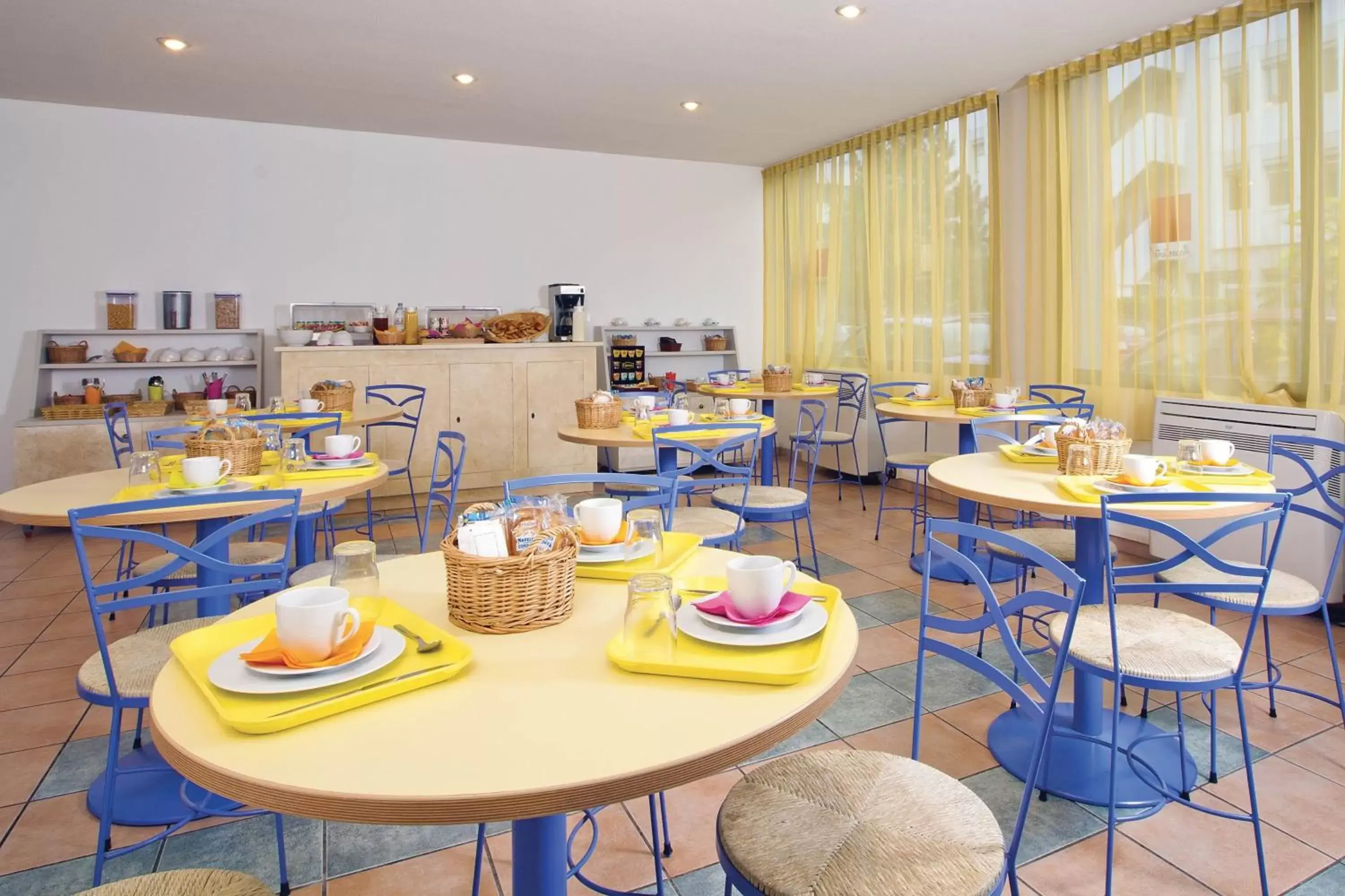 Restaurant/Places to Eat in Séjours & Affaires Lyon Saint-Nicolas
