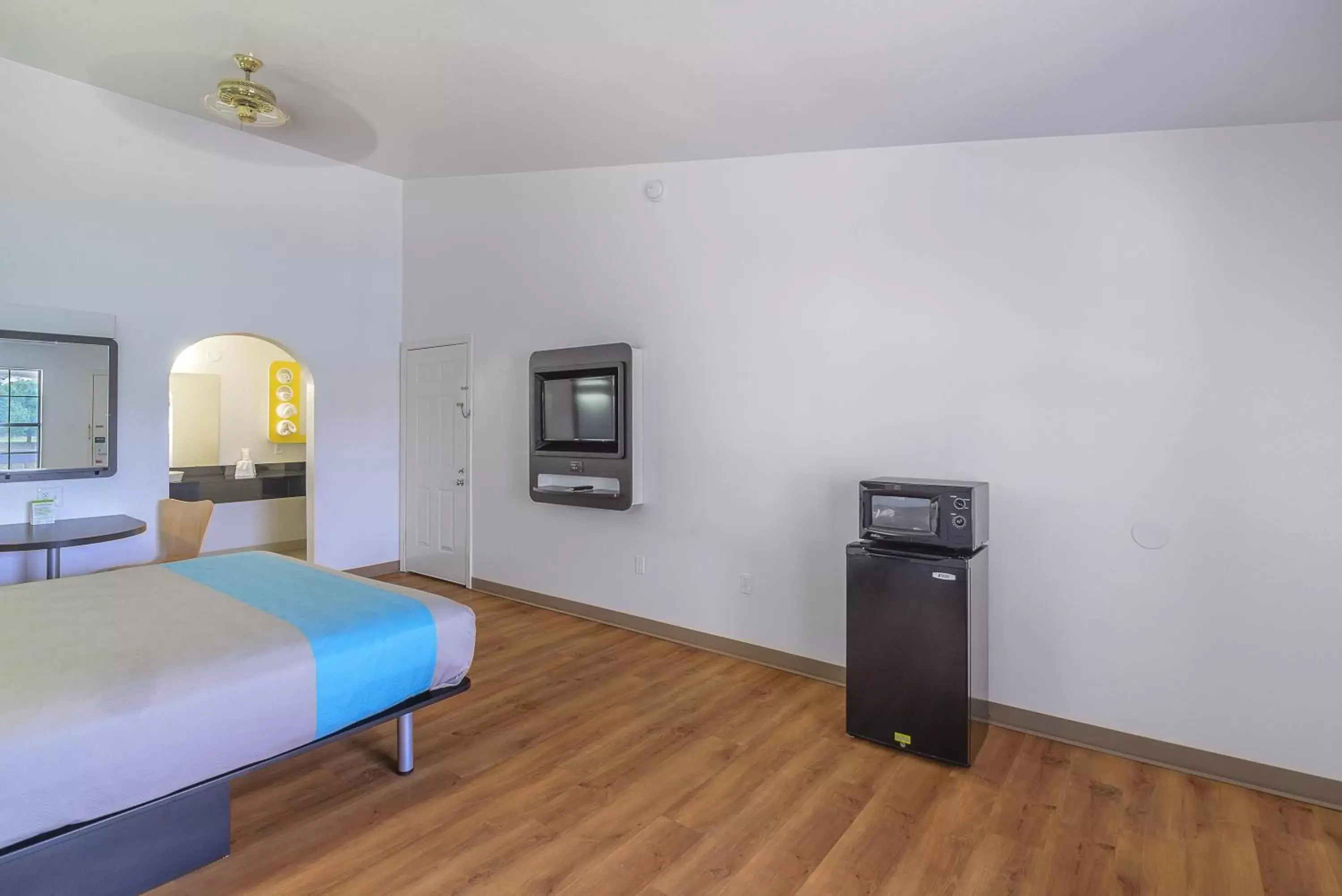 Bedroom, TV/Entertainment Center in Motel 6-Canton, TX