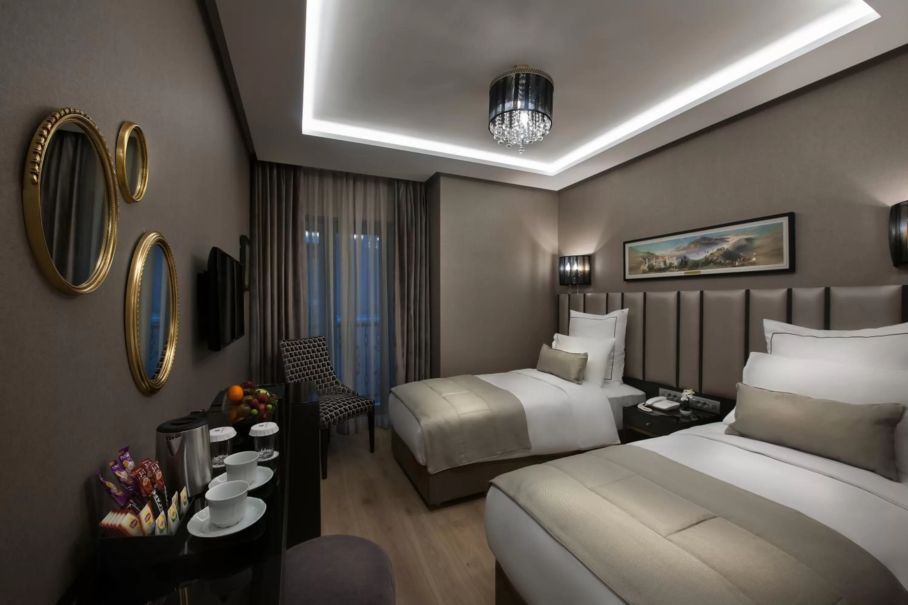 Photo of the whole room, Bed in Le Petit Palace Hotel - Special Category