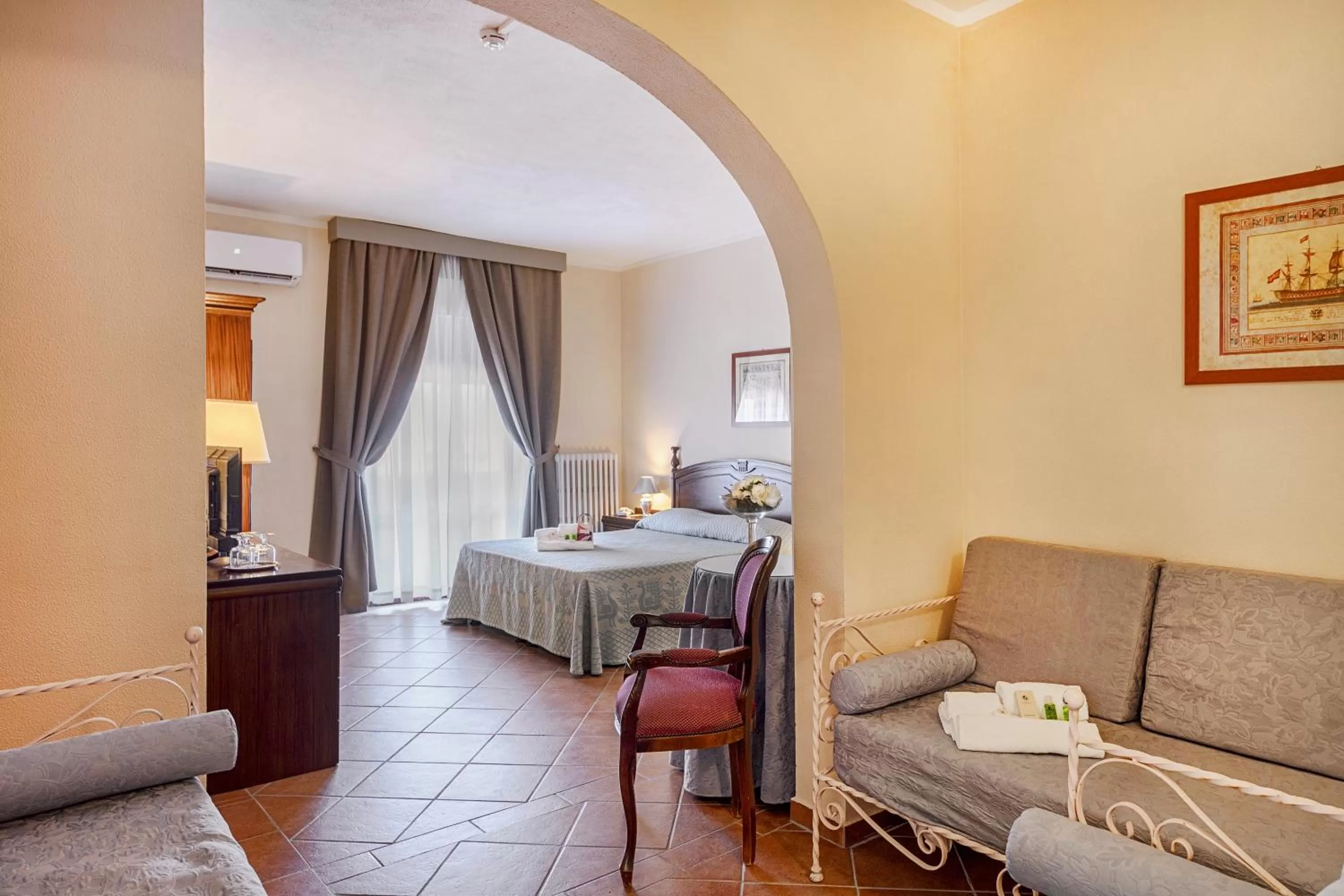 Photo of the whole room, Bed in Colonna Palace Hotel Mediterraneo