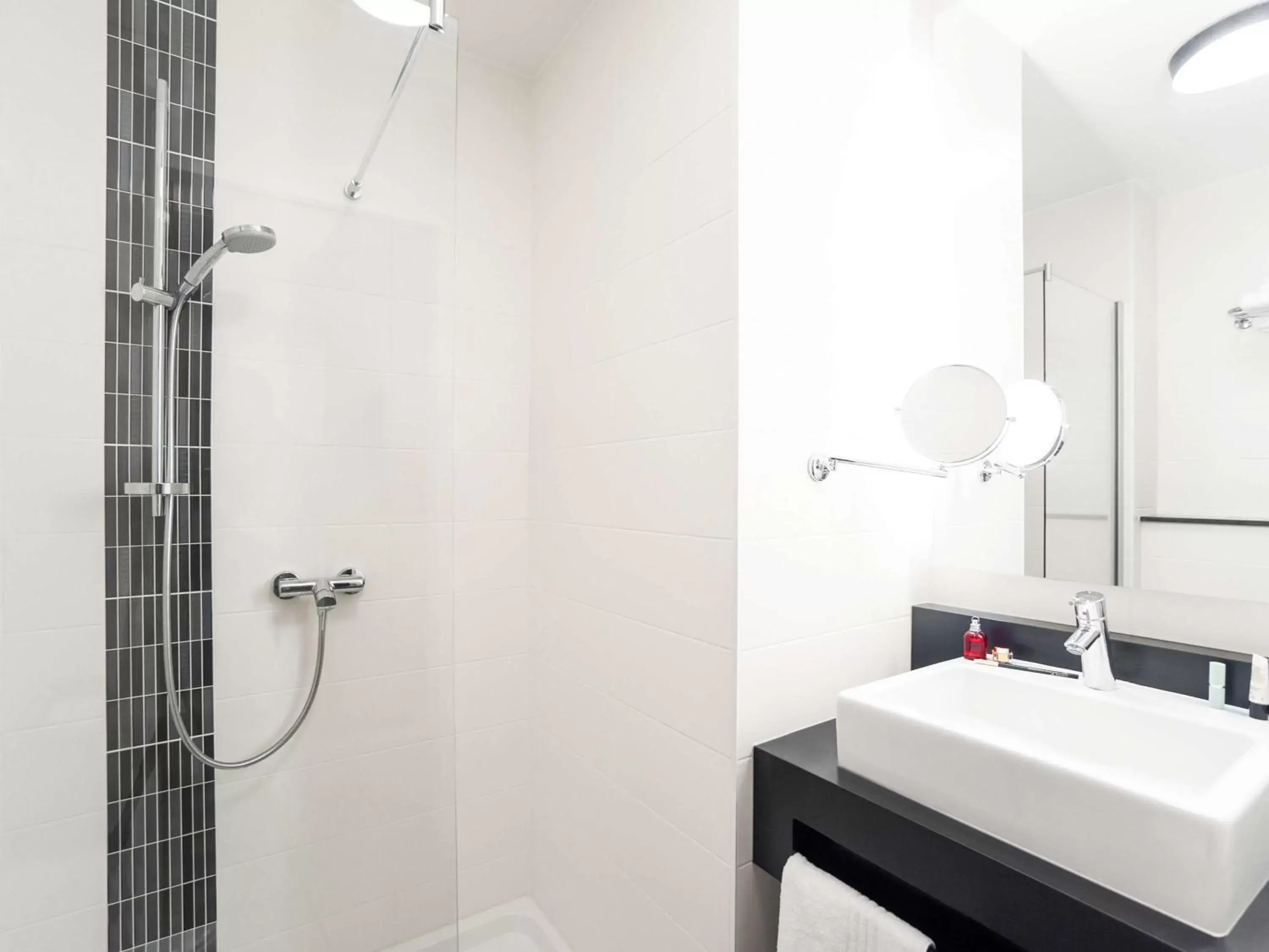 Photo of the whole room, Bathroom in ibis Styles Hotel Brussels Centre Stéphanie