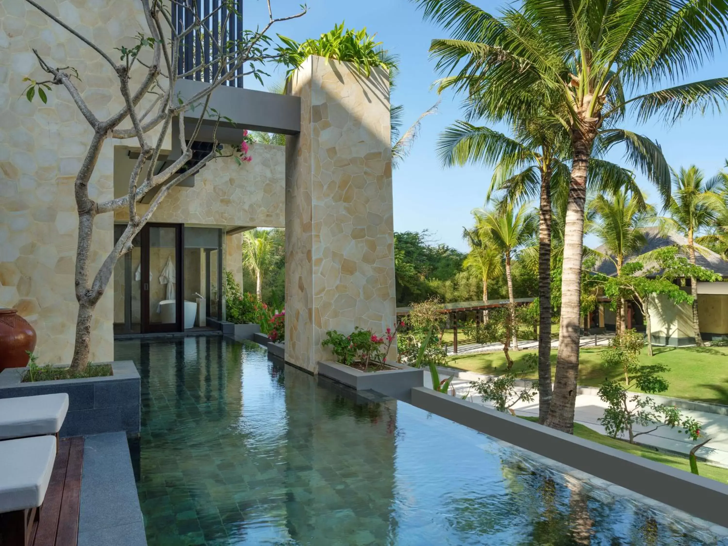 Photo of the whole room, Swimming Pool in The Apurva Kempinski Bali