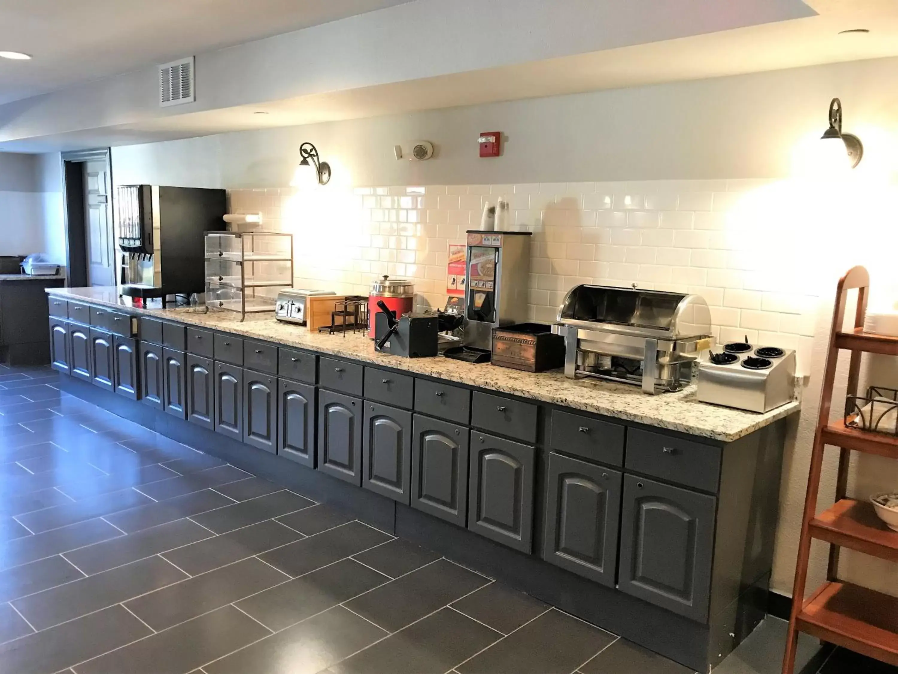 Breakfast, Kitchen/Kitchenette in Zion Inn & Suites