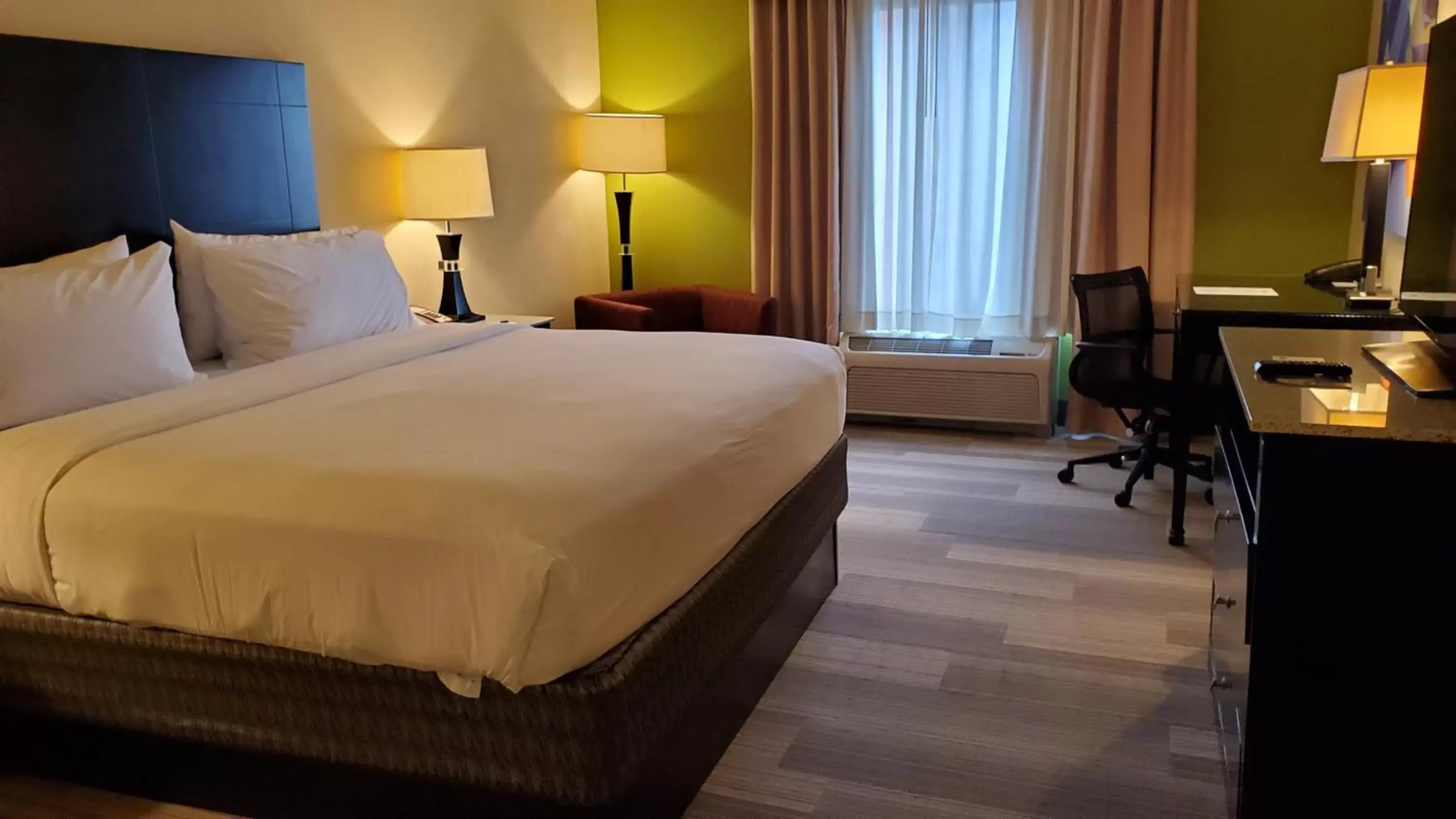 Photo of the whole room, Bed in Holiday Inn Express-International Drive, an IHG Hotel