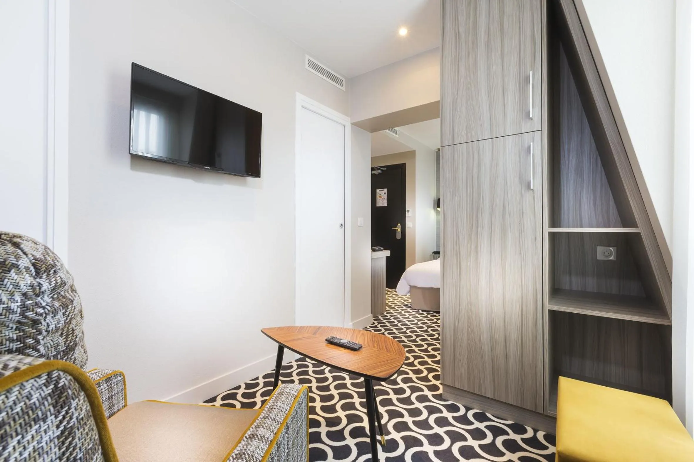 TV and multimedia, Bed in Hôtel International Paris