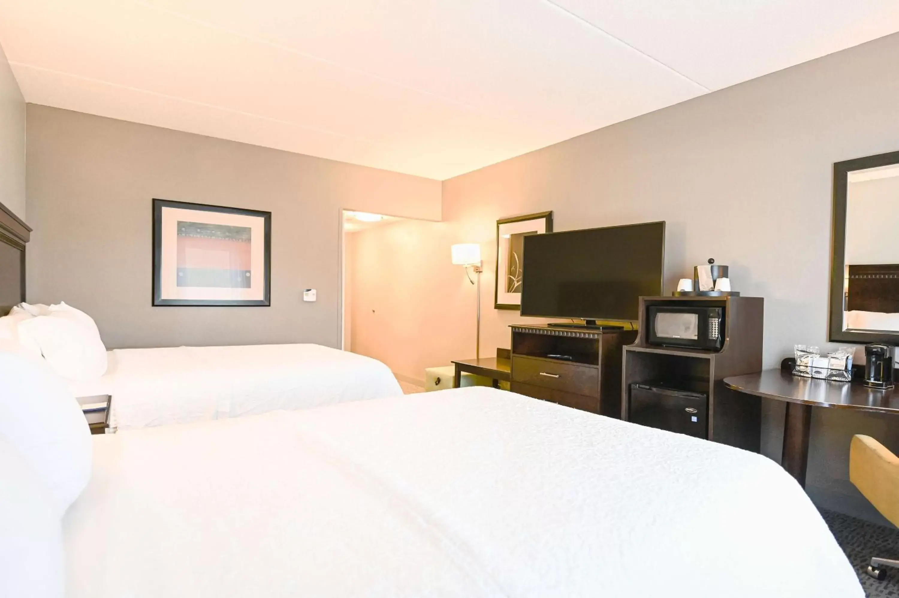 Bedroom, Bed in Hampton Inn & Suites Smithfield