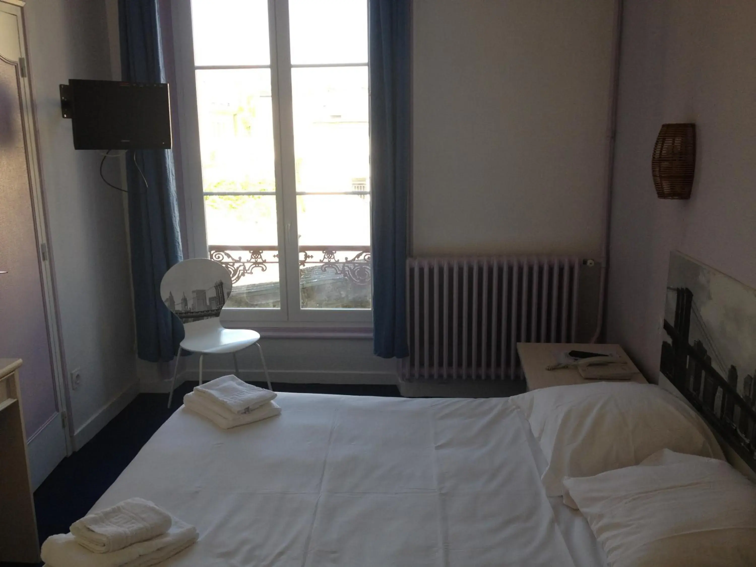 Photo of the whole room, Bed in Hotel Couleurs Sud
