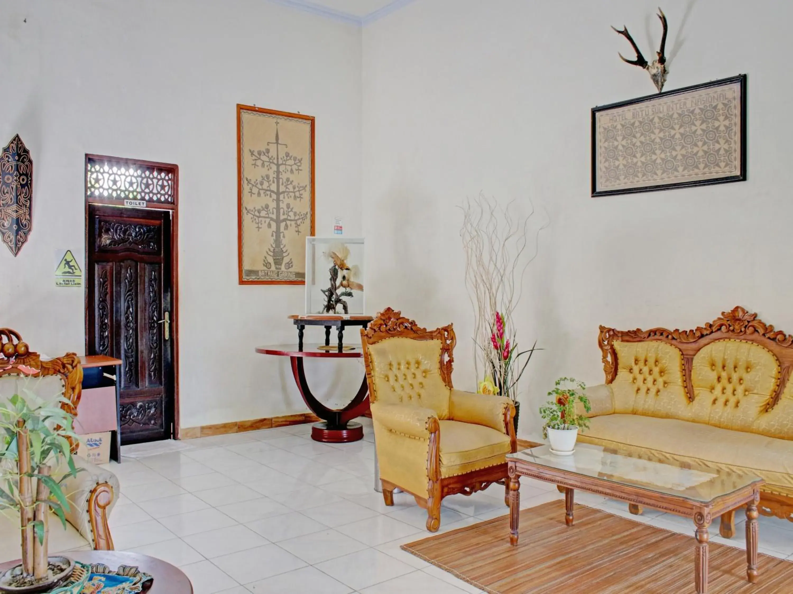 Seating area in Capital O 90417 Hotel Batu Suli Internasional