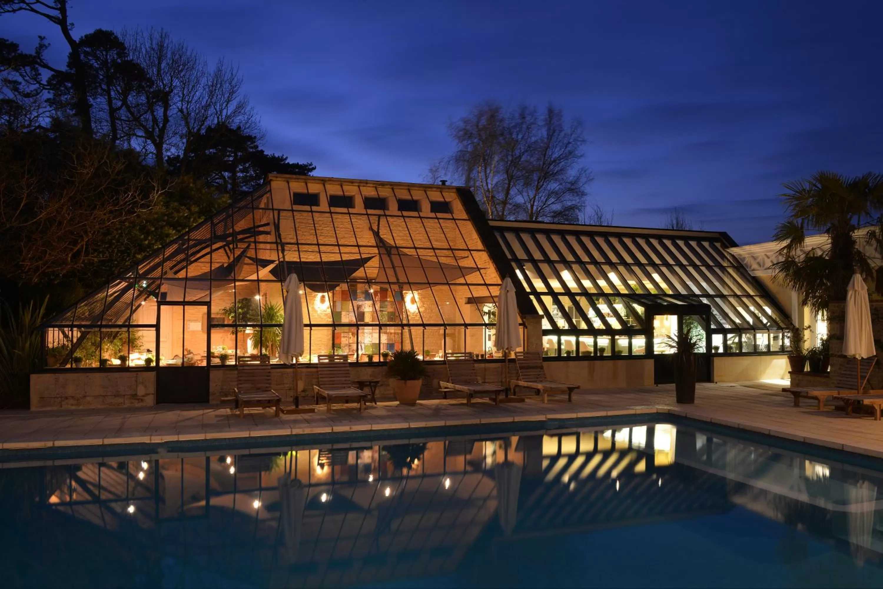 Swimming pool in Chateau La Cheneviere
