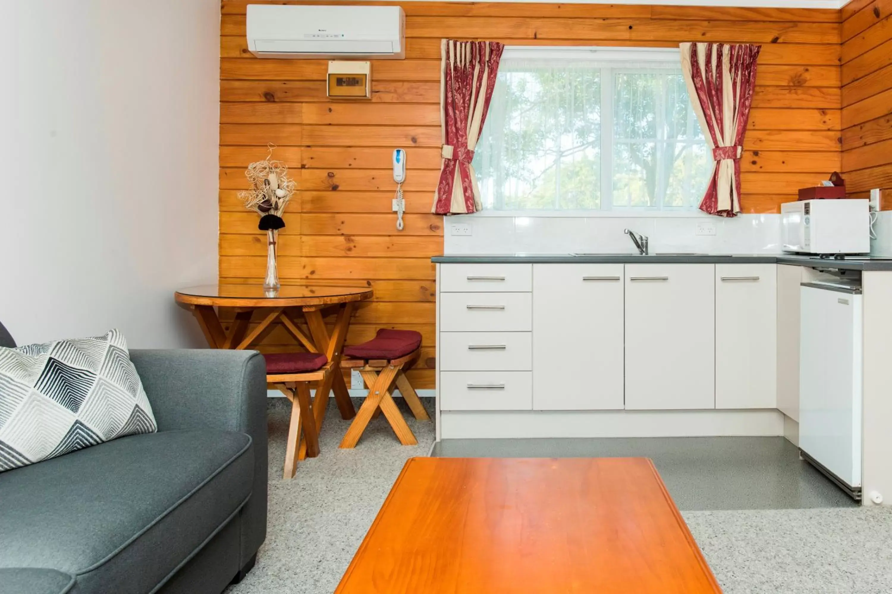 Library, Kitchen/Kitchenette in Tudor Park Motel