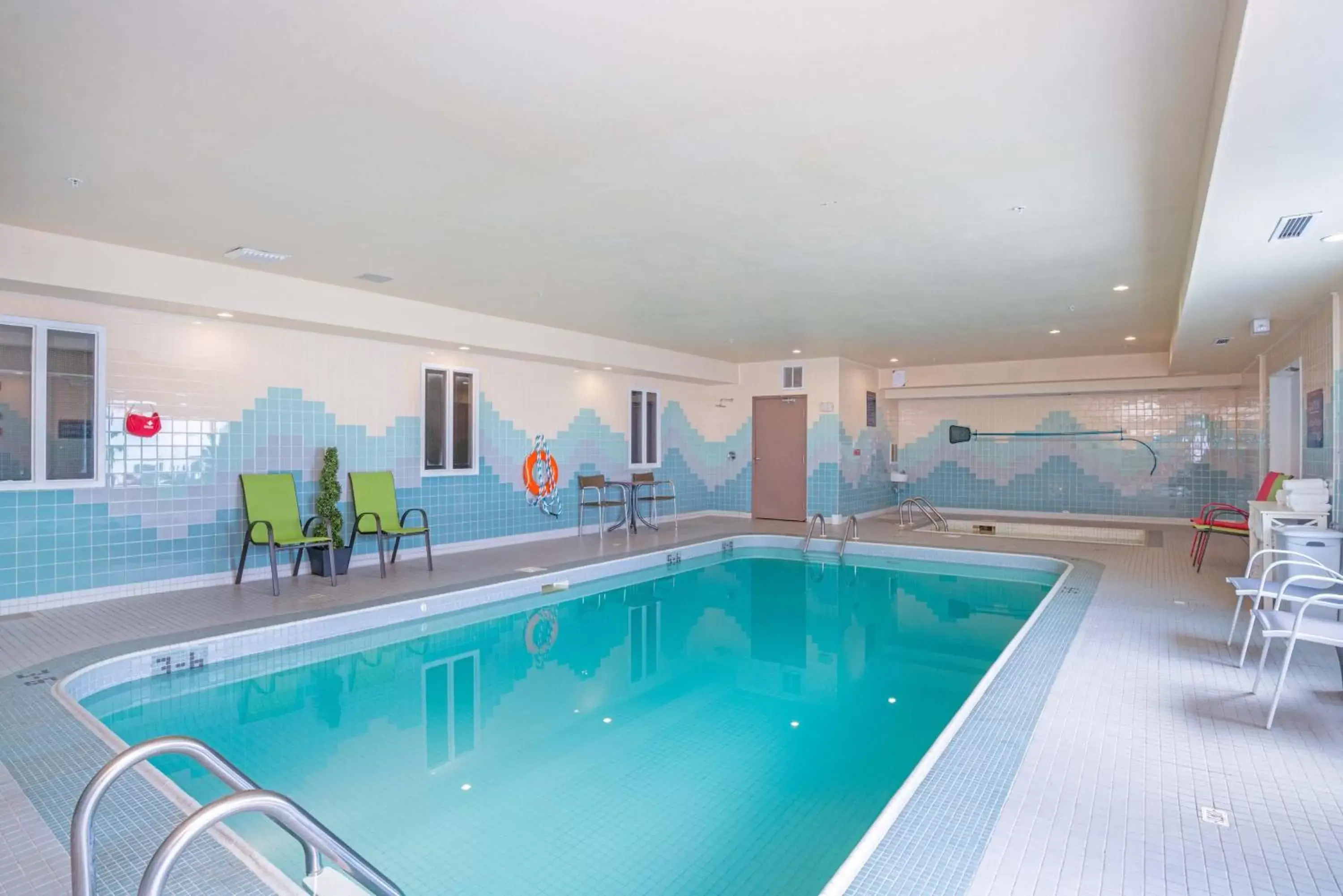 Swimming Pool in Sandman Hotel Saskatoon