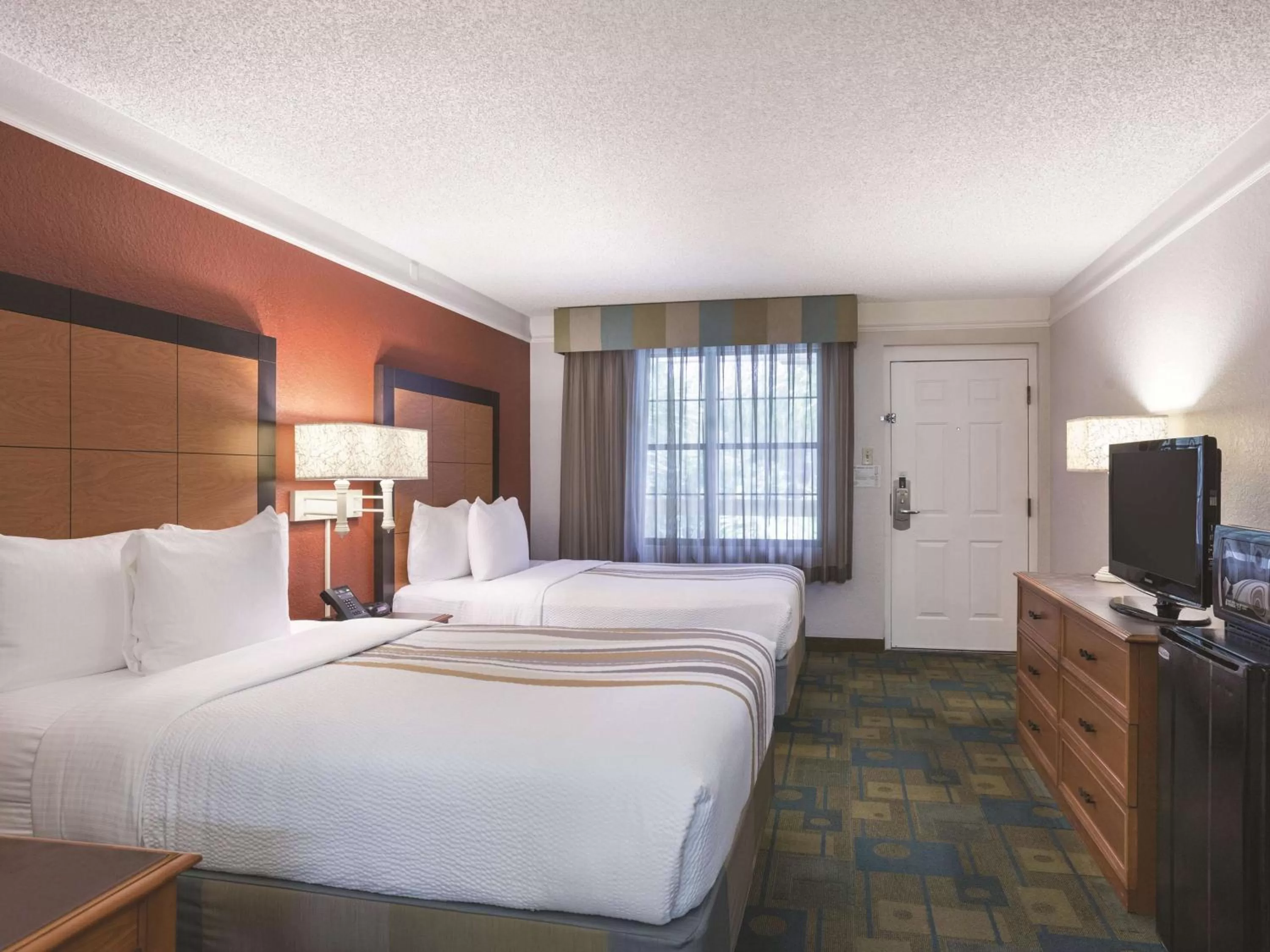 Photo of the whole room, Bed in La Quinta Inn by Wyndham San Diego Chula Vista