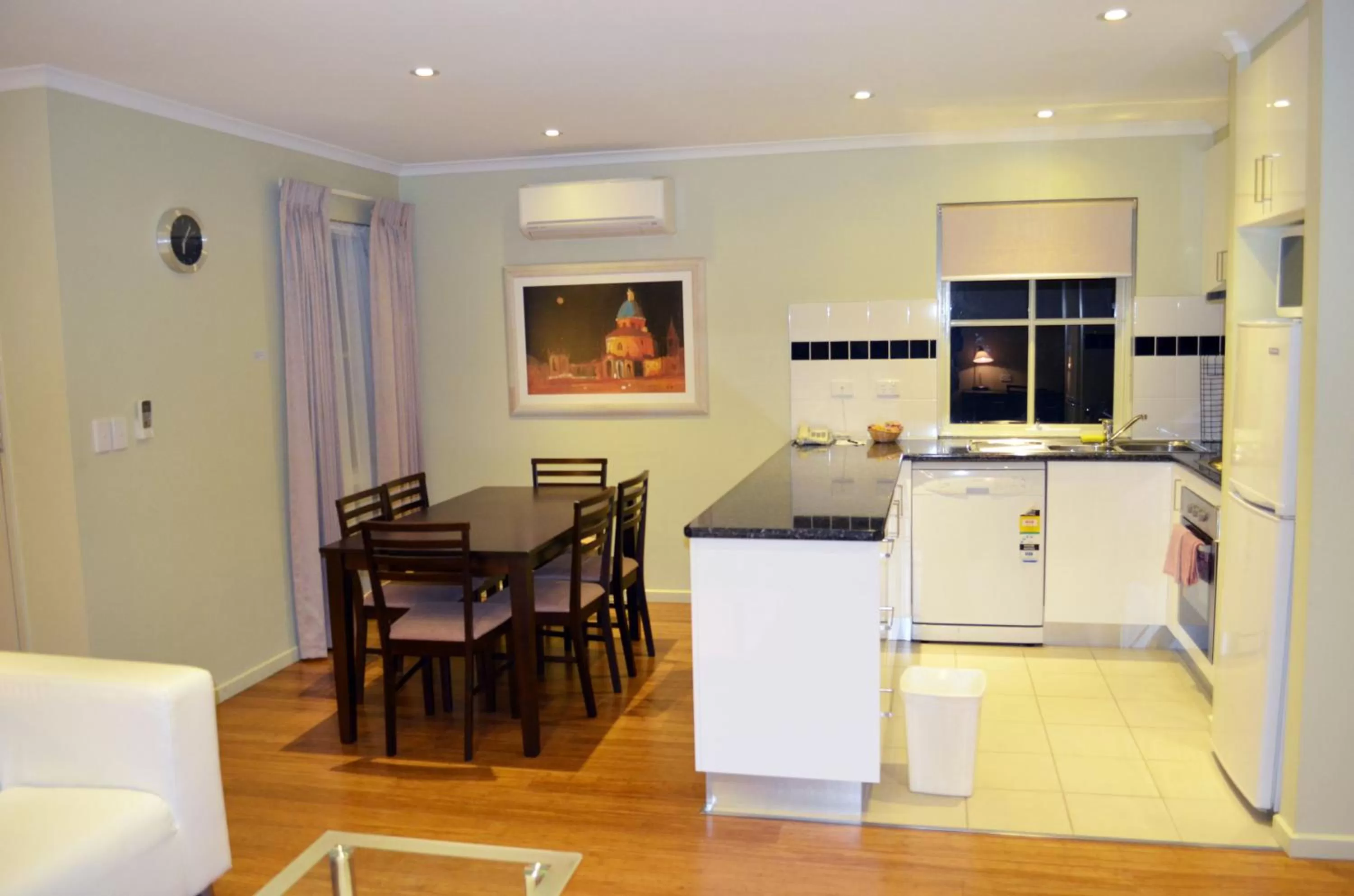 Kitchen or kitchenette in Best Western Plus Buckingham International