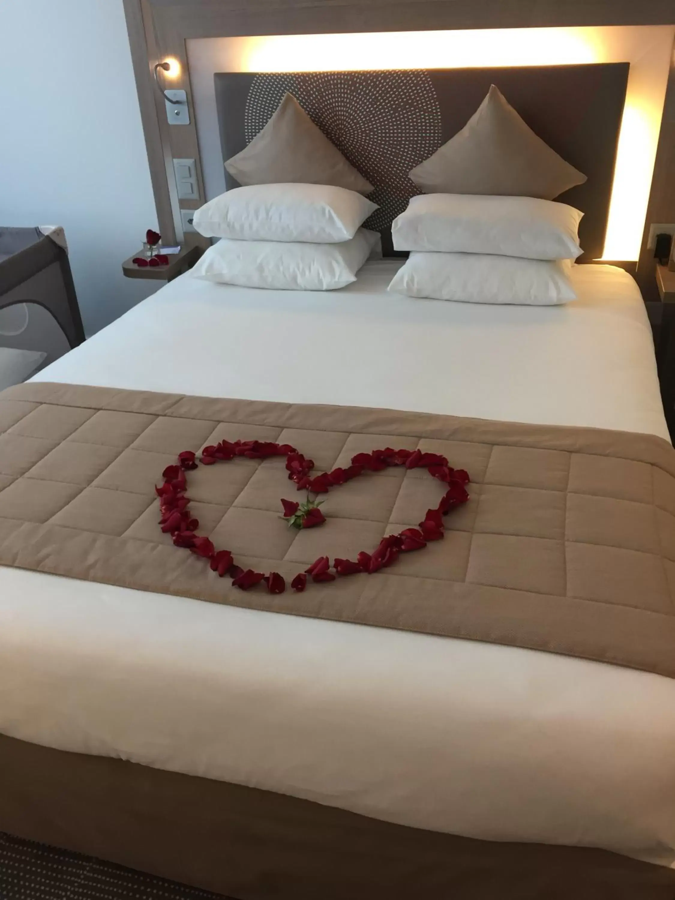 Bedroom, Bed in Novotel Lugano Paradiso