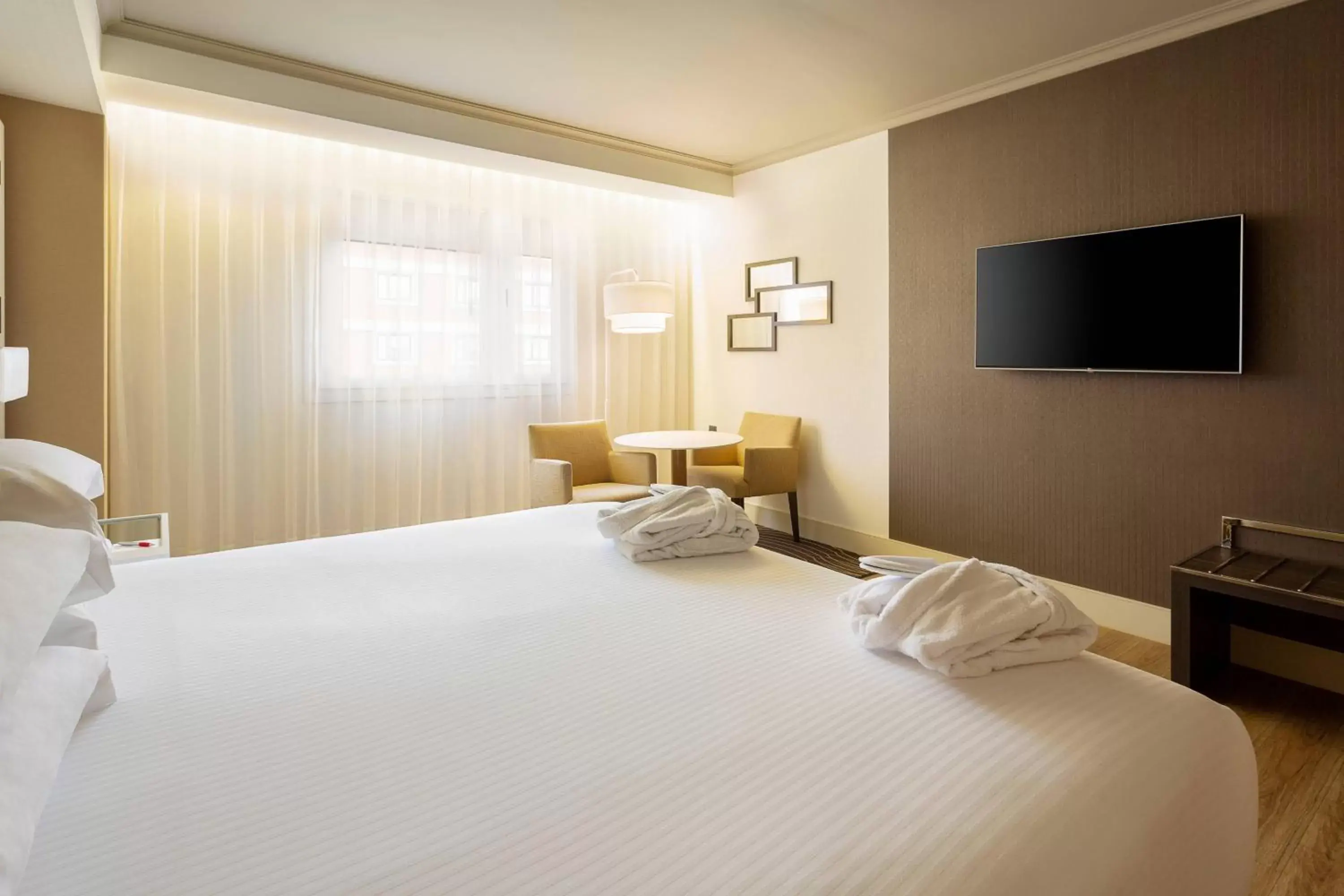 Photo of the whole room, Bed in Madrid Marriott Auditorium Hotel & Conference Center