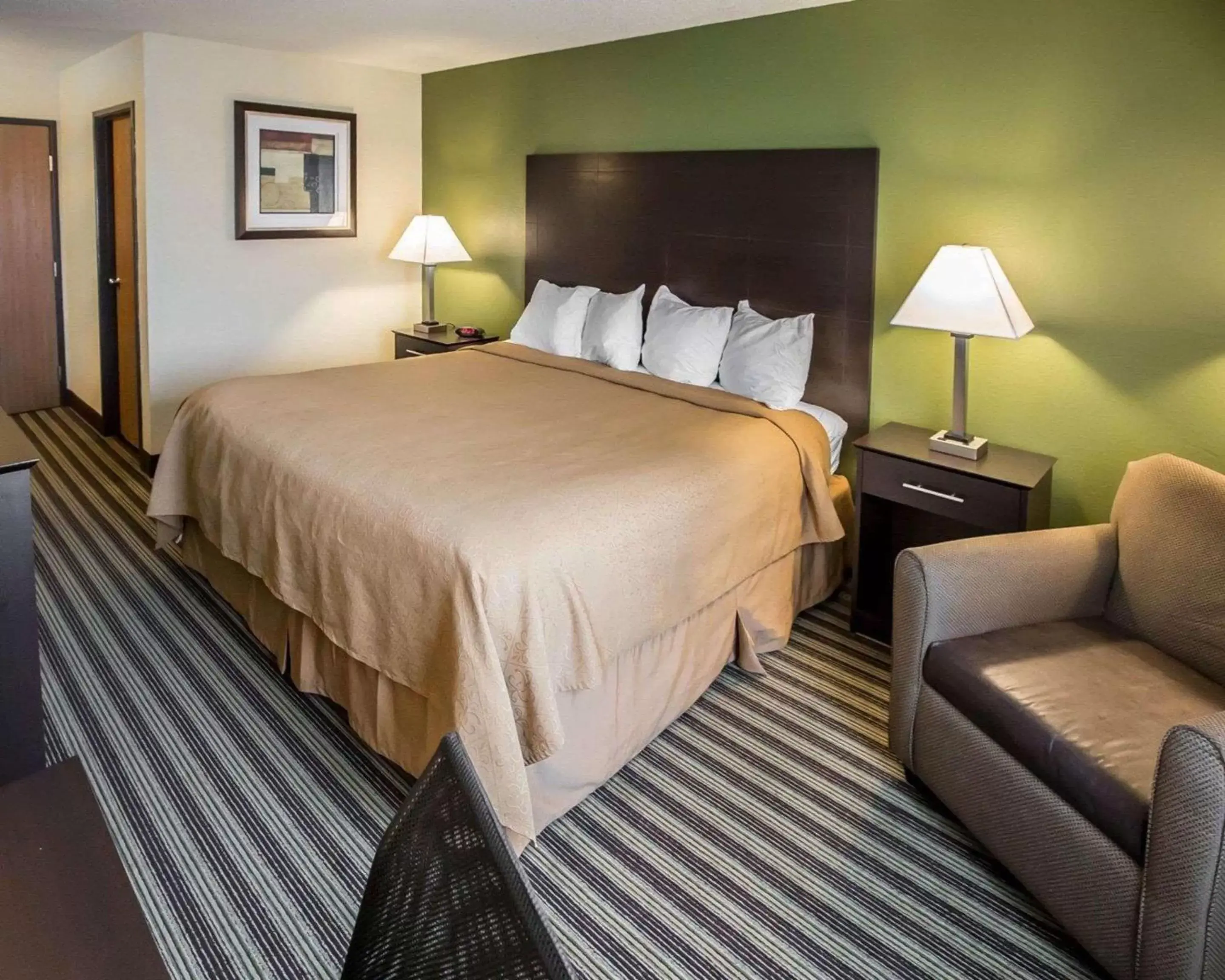 Photo of the whole room, Bed in Quality Inn Chesterton near Indiana Dunes National Park I-94