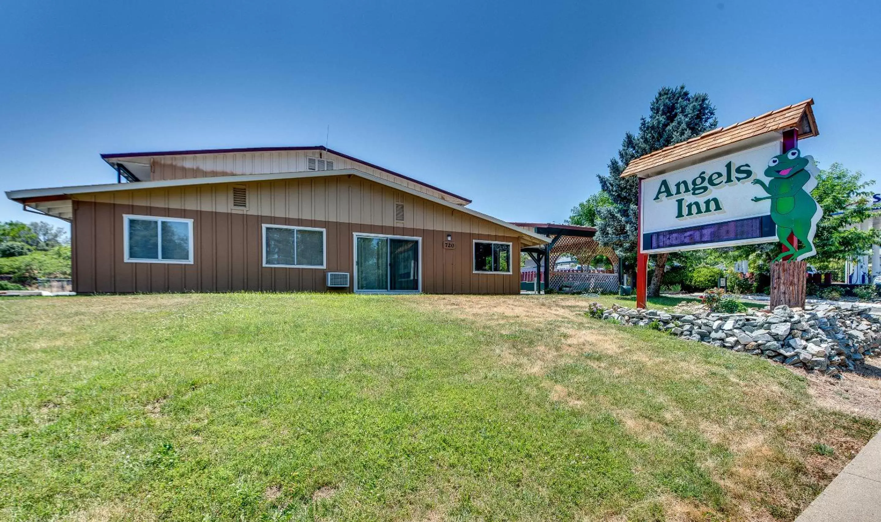 Garden, Property Building in Angels Inn