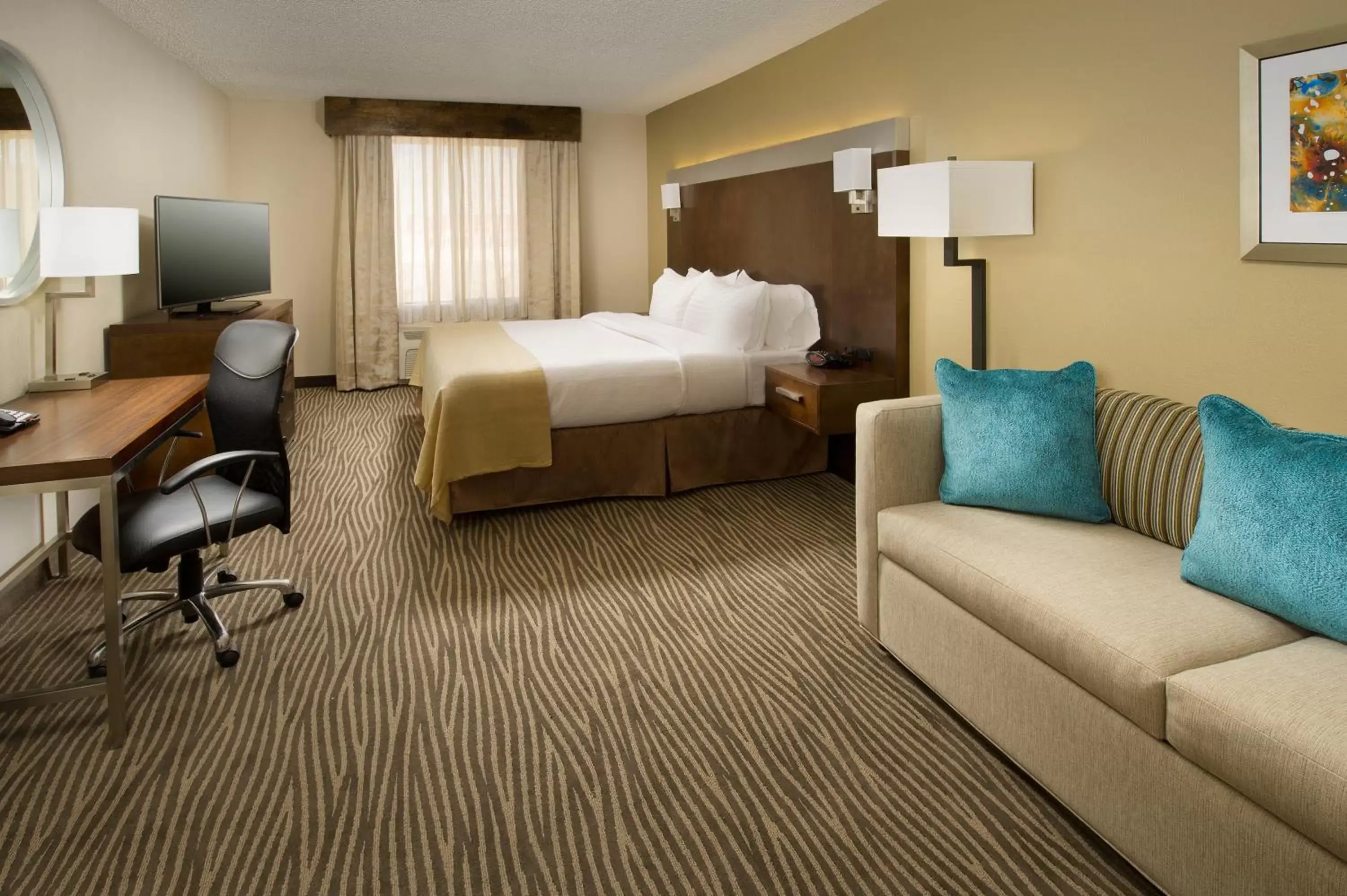 Photo of the whole room, Bed in Holiday Inn El Paso Airport, an IHG Hotel