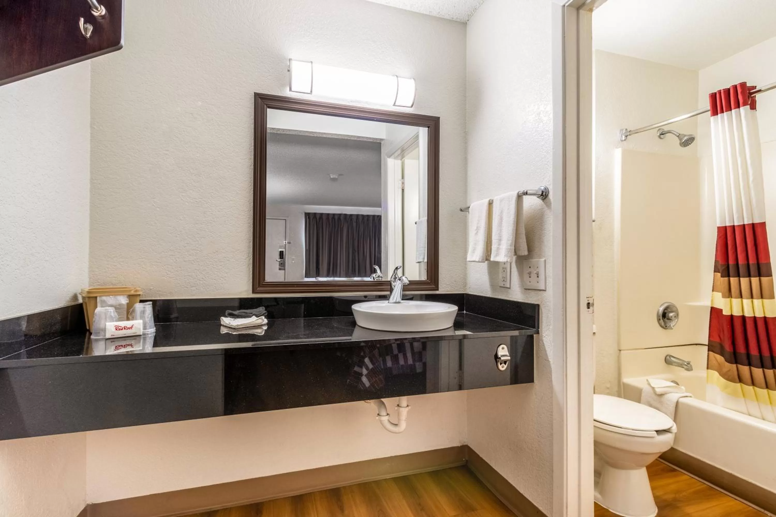 Bathroom in Red Roof Inn Phoenix- Midtown