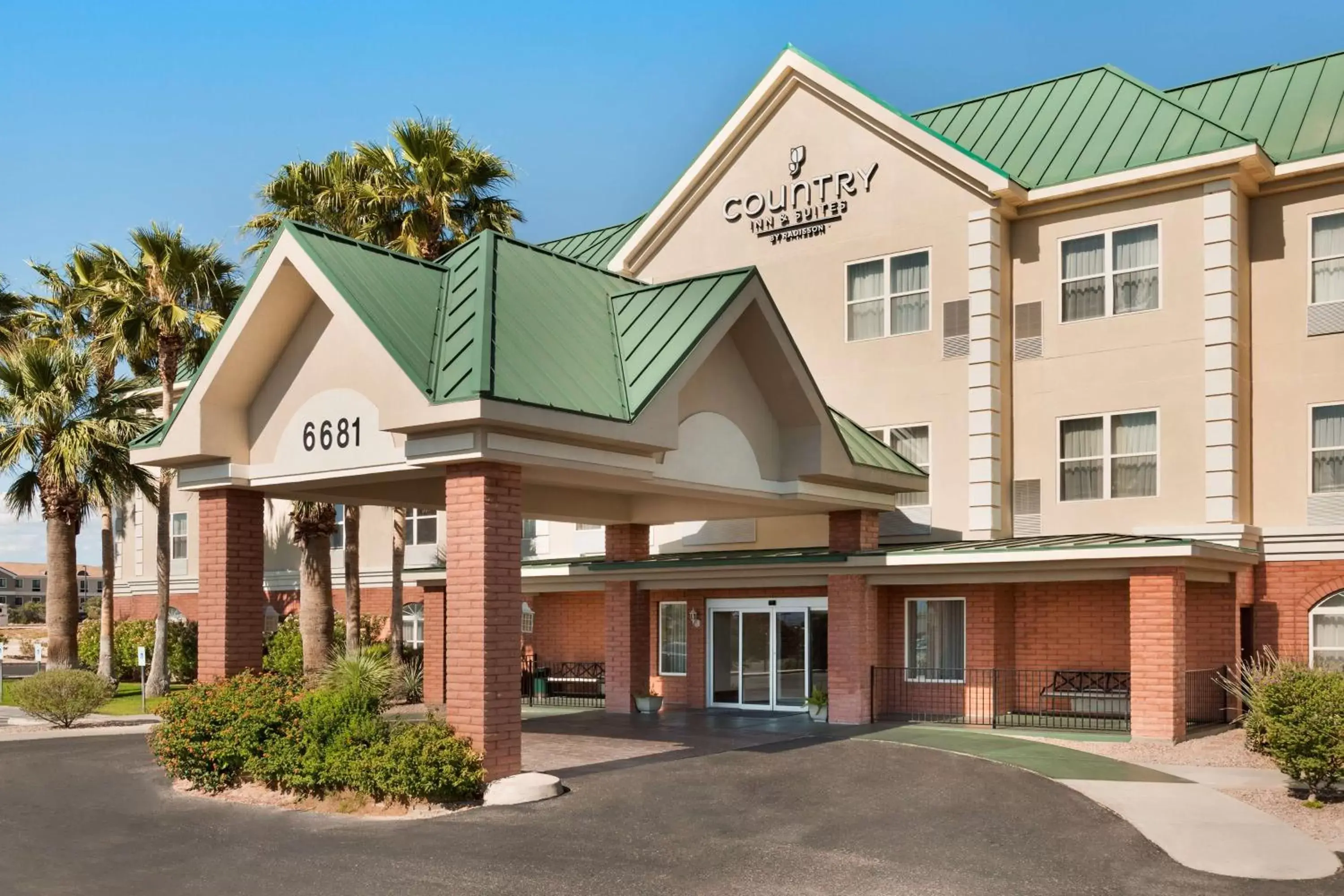 Property building in Country Inn & Suites by Radisson, Tucson Airport, AZ
