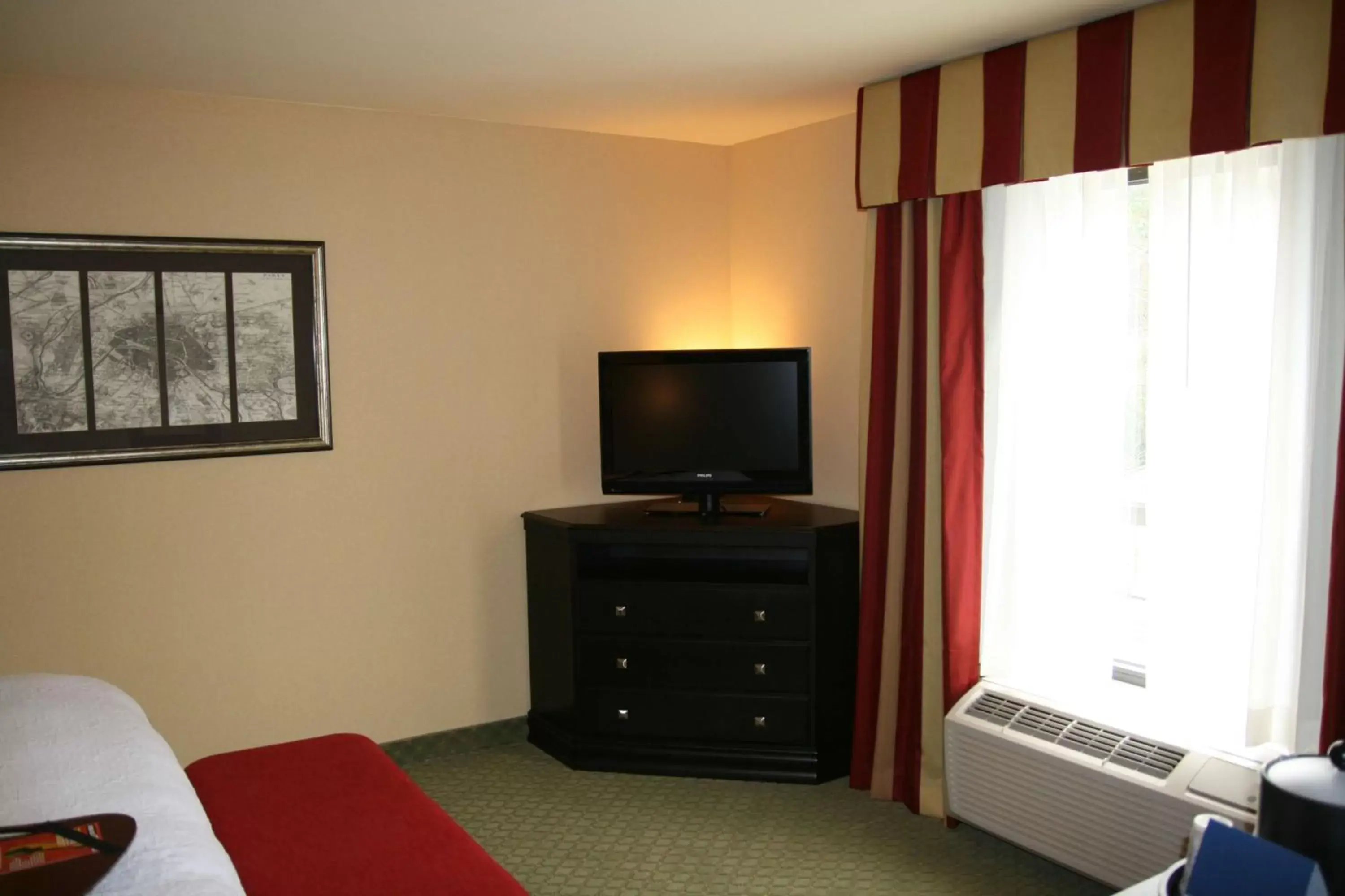 Bedroom, TV/Entertainment Center in Hampton Inn By Hilton Jacksonville