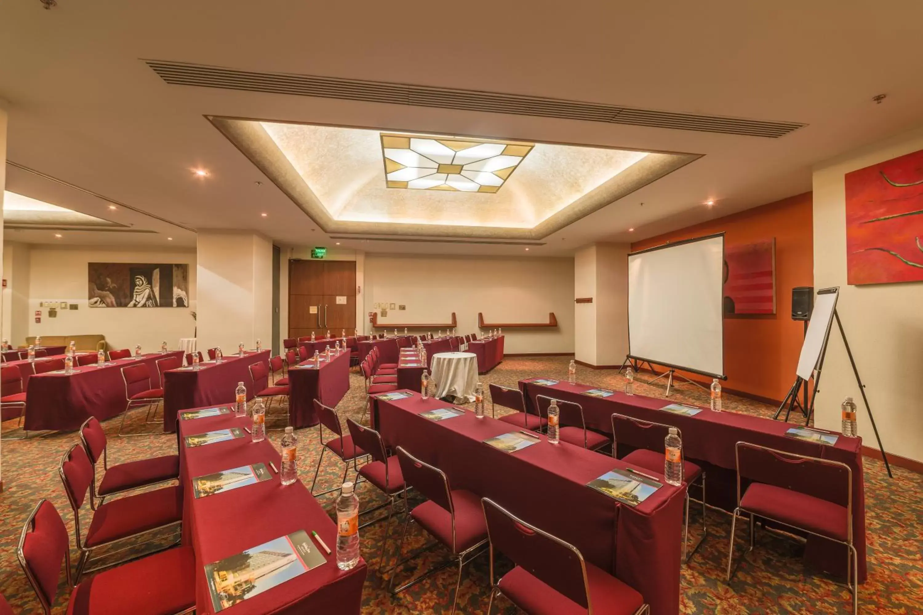 Meeting/conference room, Restaurant/Places to Eat in Holiday Inn Guadalajara Select, an IHG Hotel