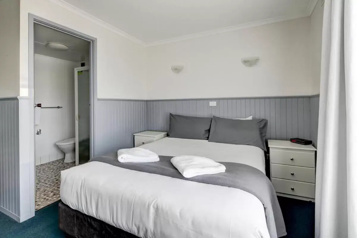 Bedroom, Bed in Central Motel Port Fairy