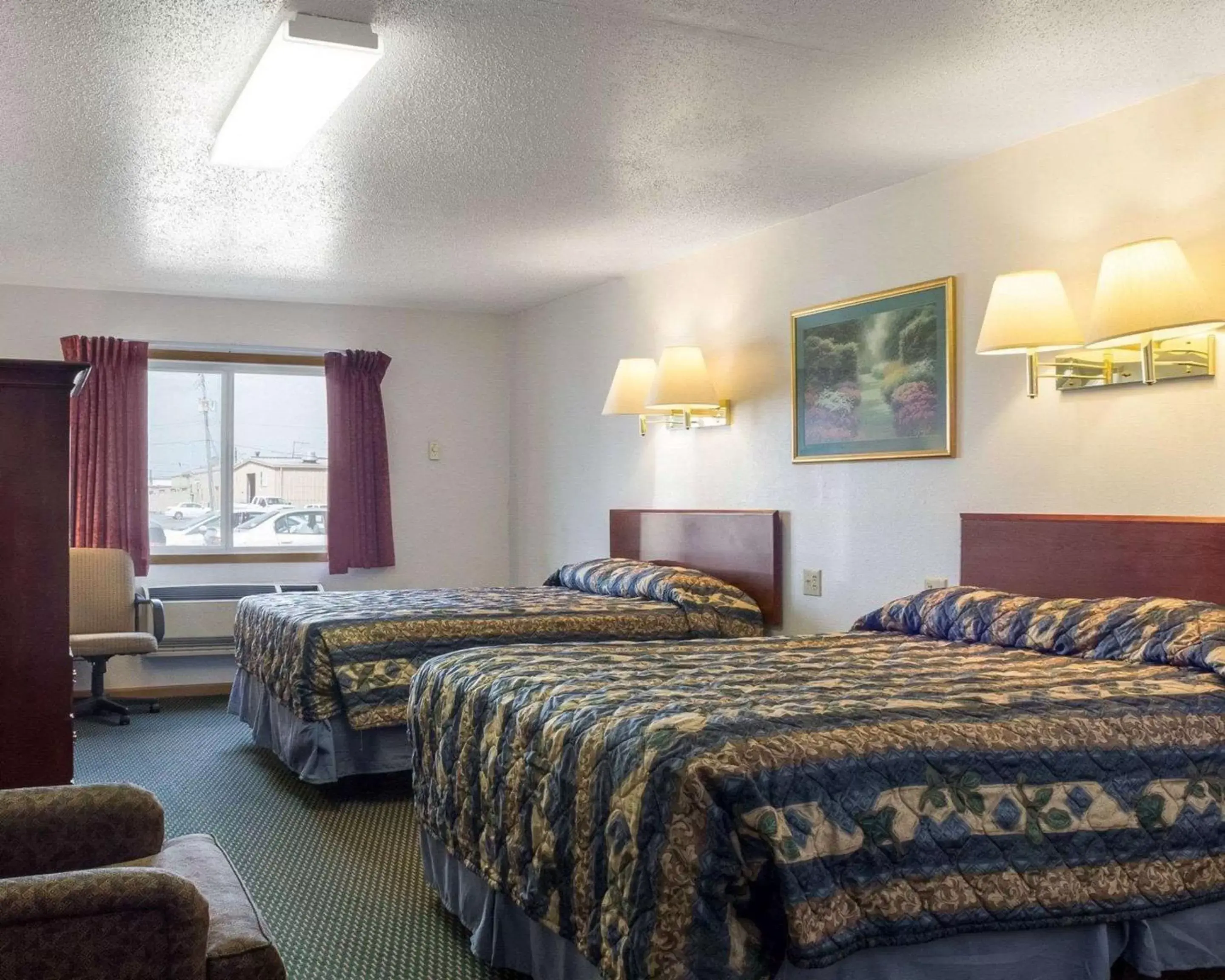 Photo of the whole room, Bed in Rodeway Inn West Fargo