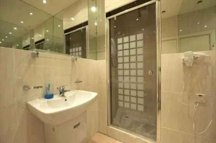 Bathroom in Grosvenor Hotel Rugby