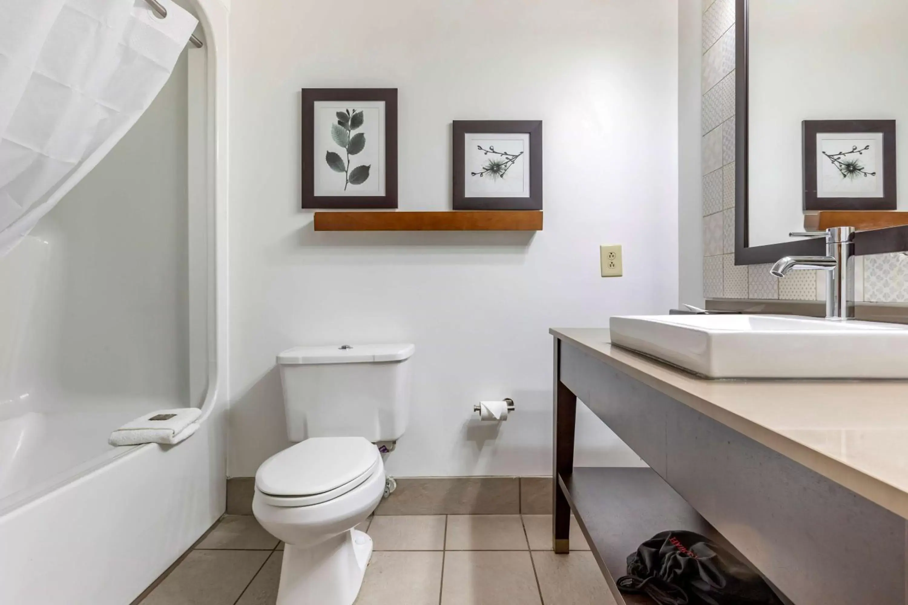 Bathroom in Country Inn & Suites by Radisson, Lumberton, NC