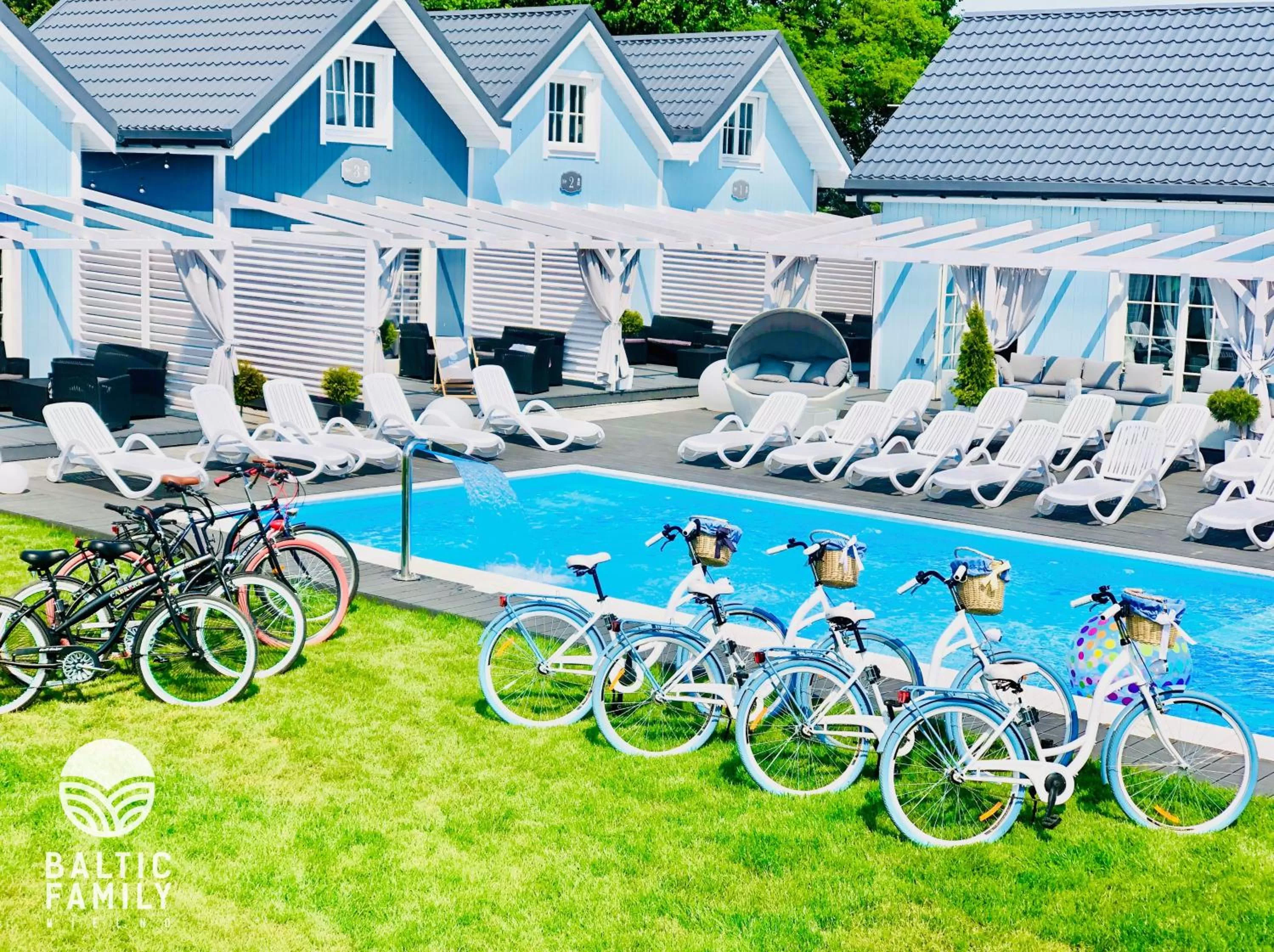 Patio, Swimming Pool in Baltic Family - domki całoroczne nad morzem basen kidsclub rowery