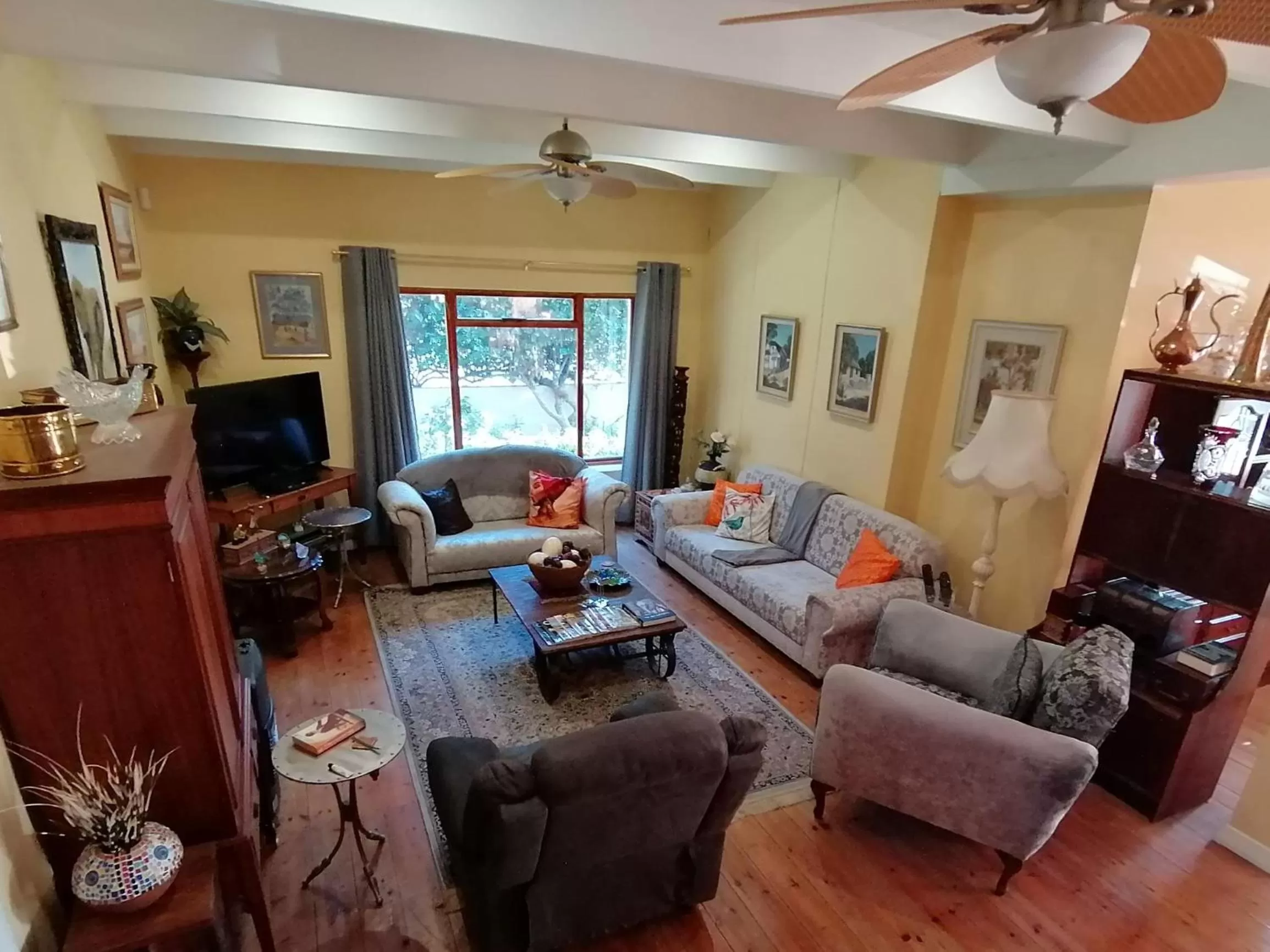 Communal lounge/ TV room in Squirrels Corner