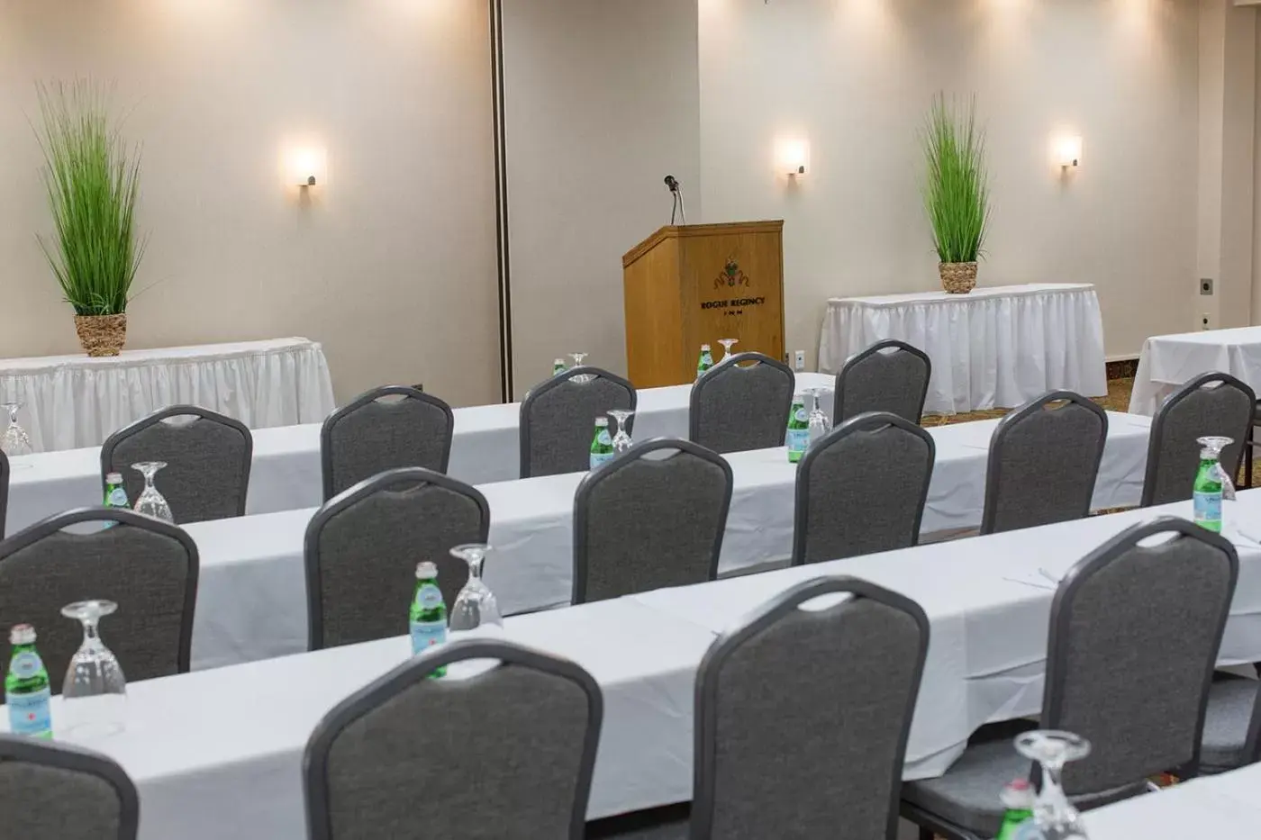 Meeting/conference room in Rogue Regency Inn & Suites