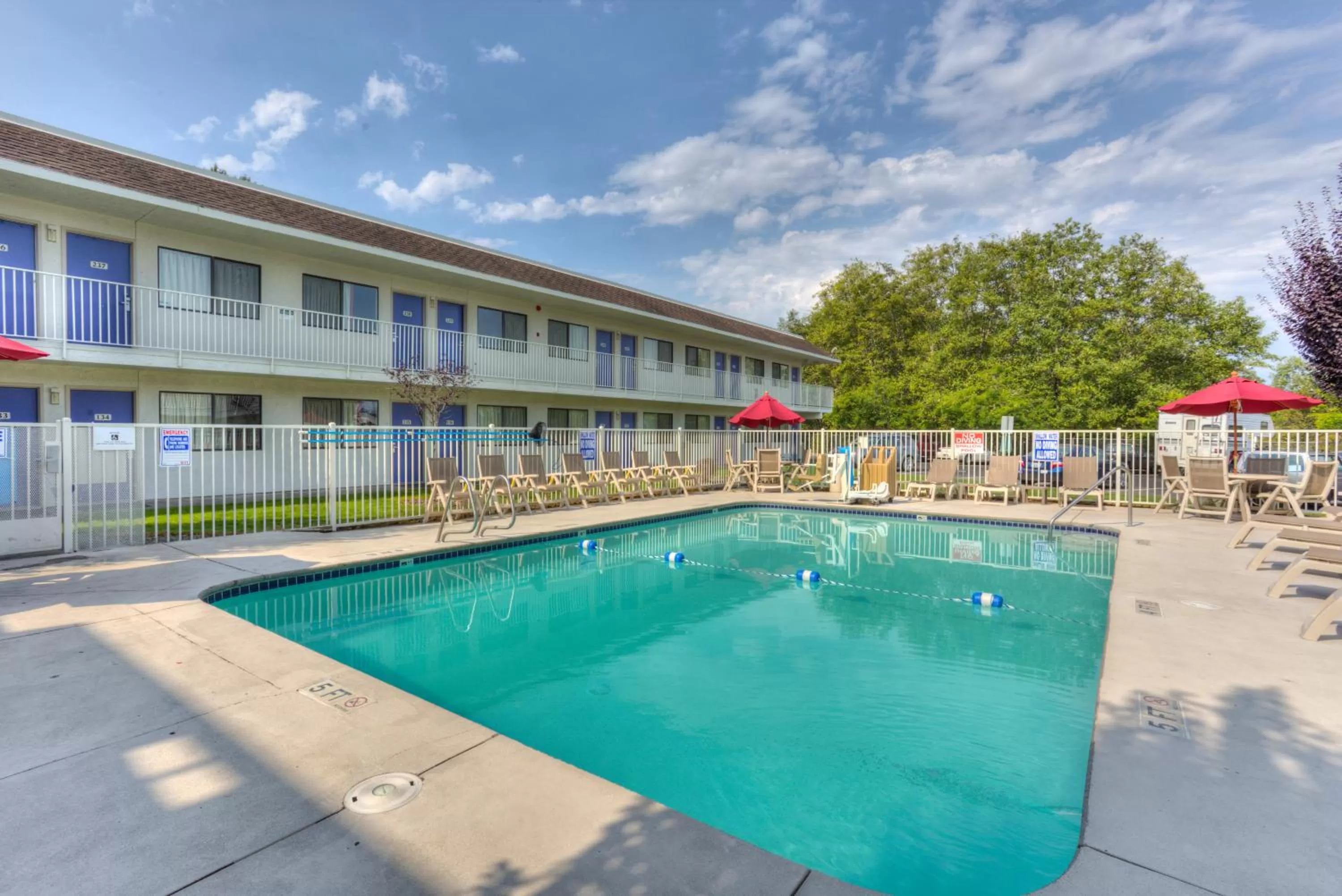 Swimming pool in Motel 6-Troutdale, OR - Portland East