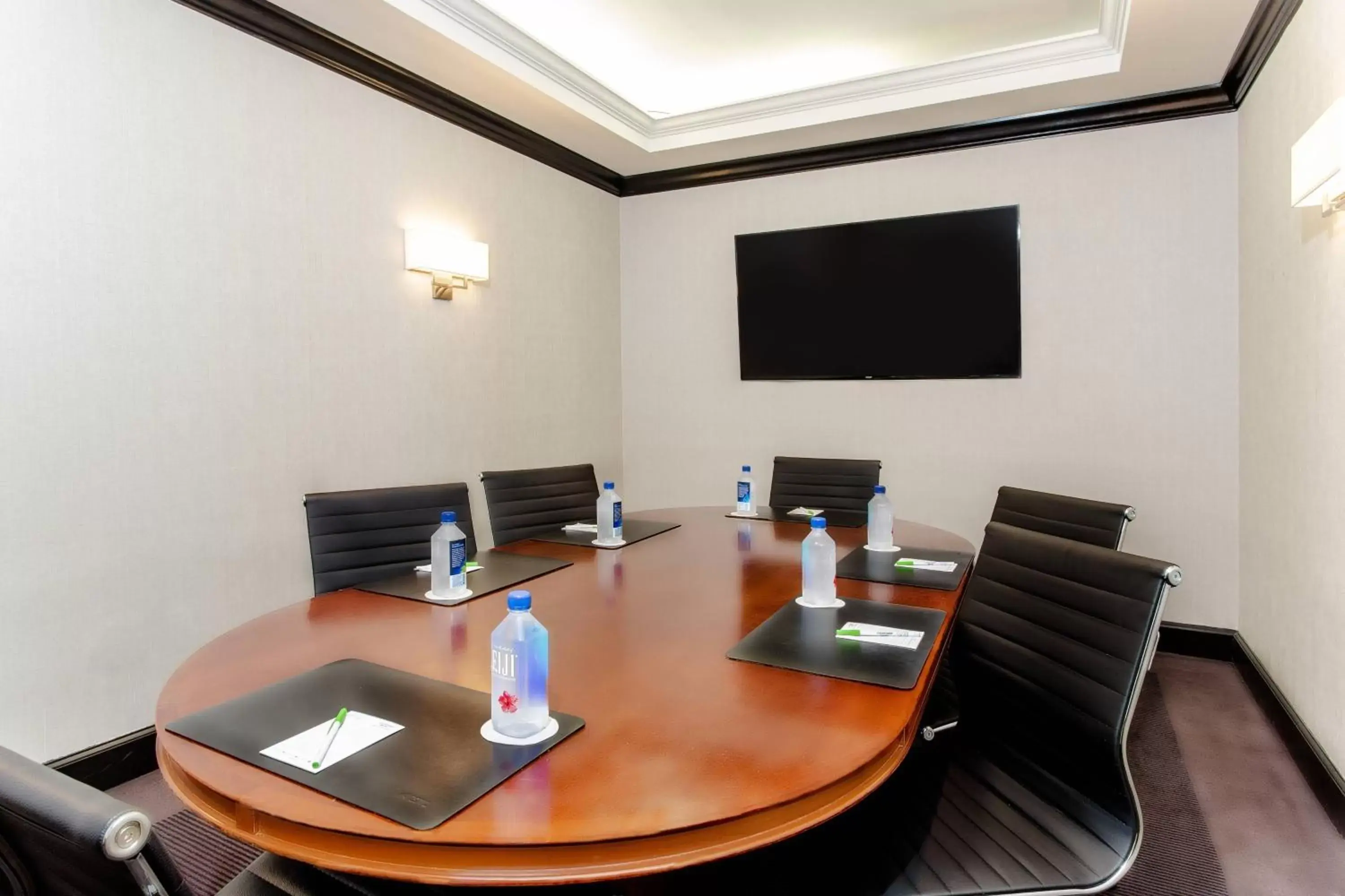 Meeting/conference room in Courtyard by Marriott New York JFK Airport