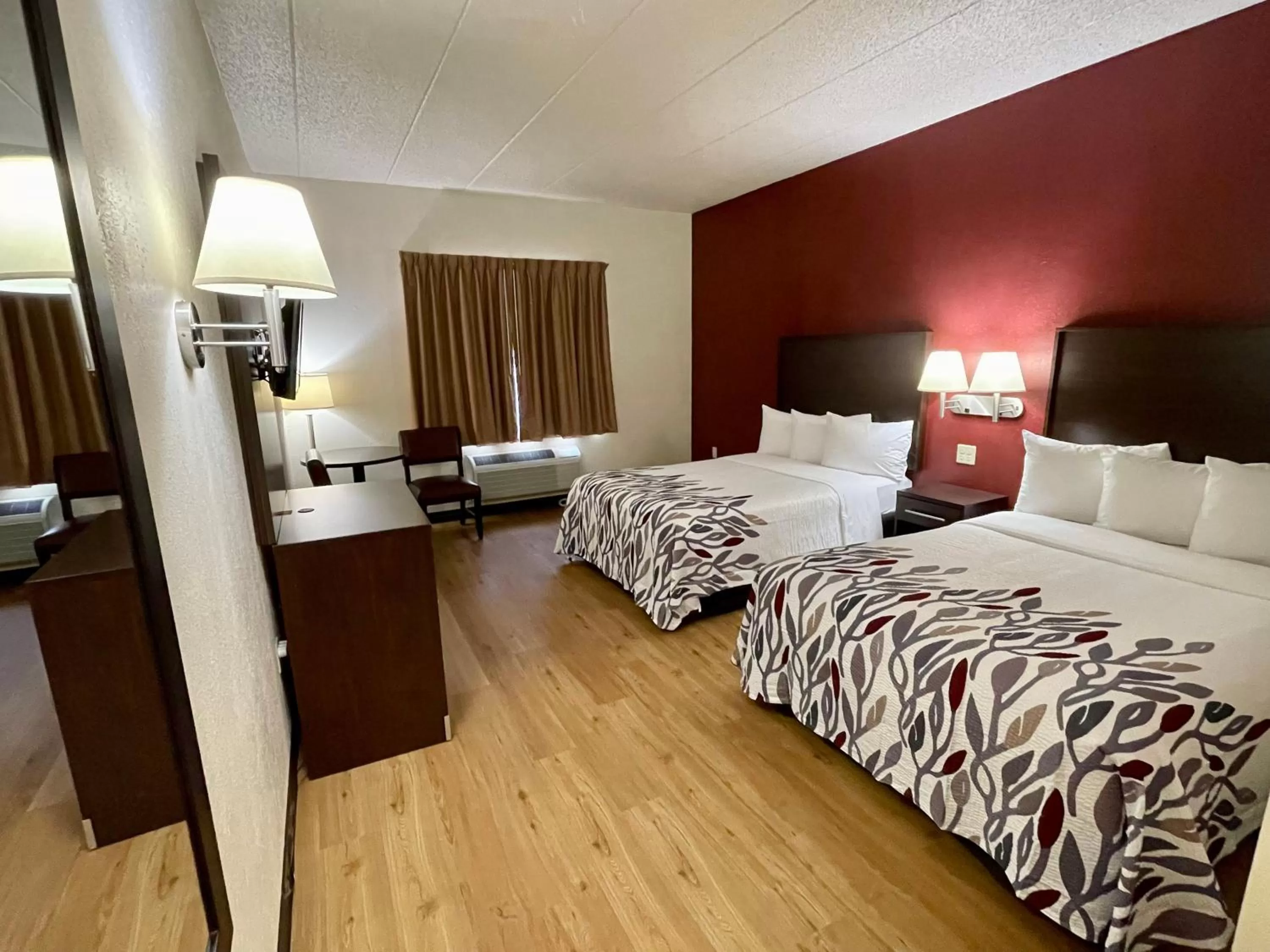 Photo of the whole room, Bed in Red Roof Inn Sandusky - Milan