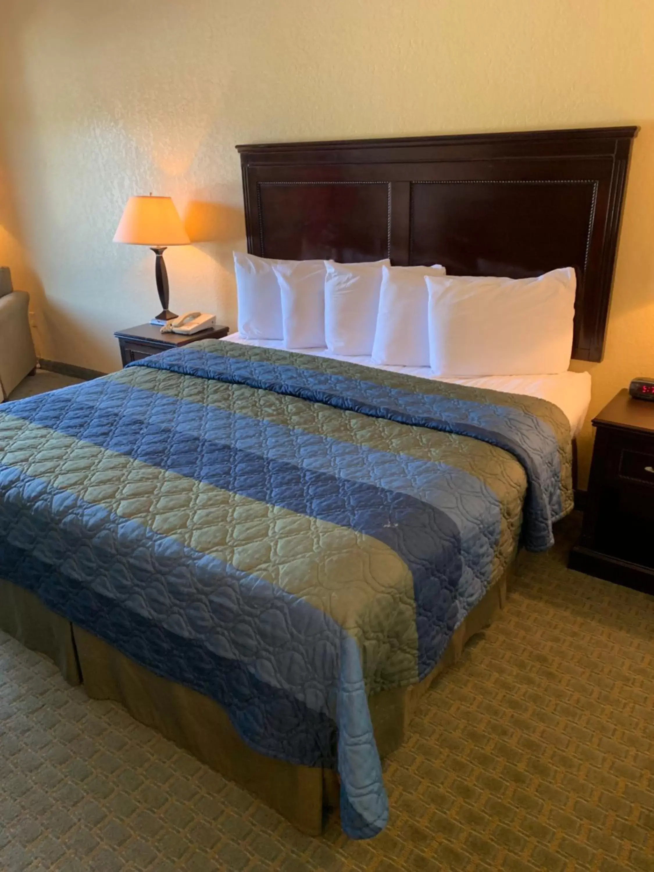 Bed in Ambassador Inn & Suites