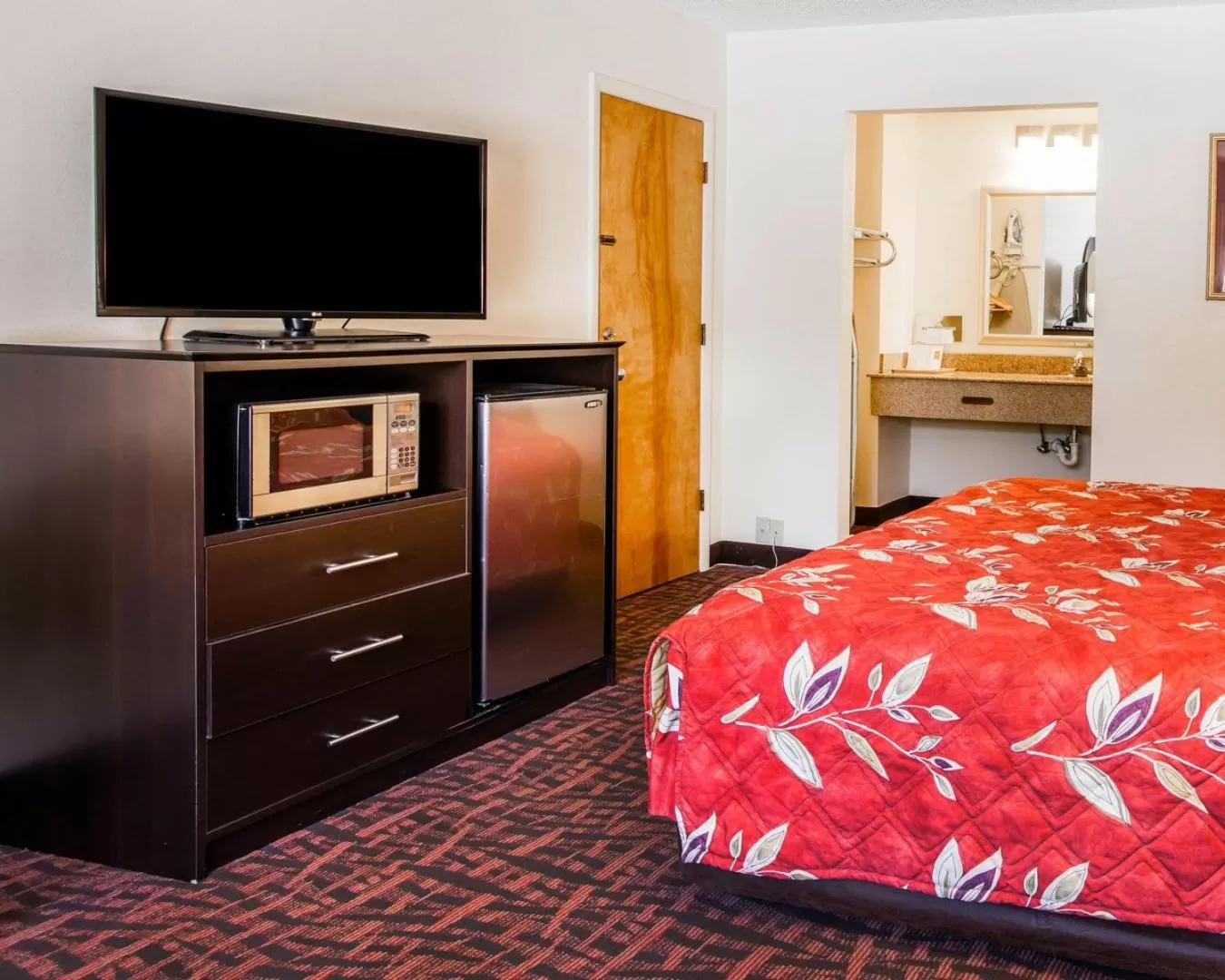 Queen Room - Non-Smoking in Econo Lodge Atlanta College Park