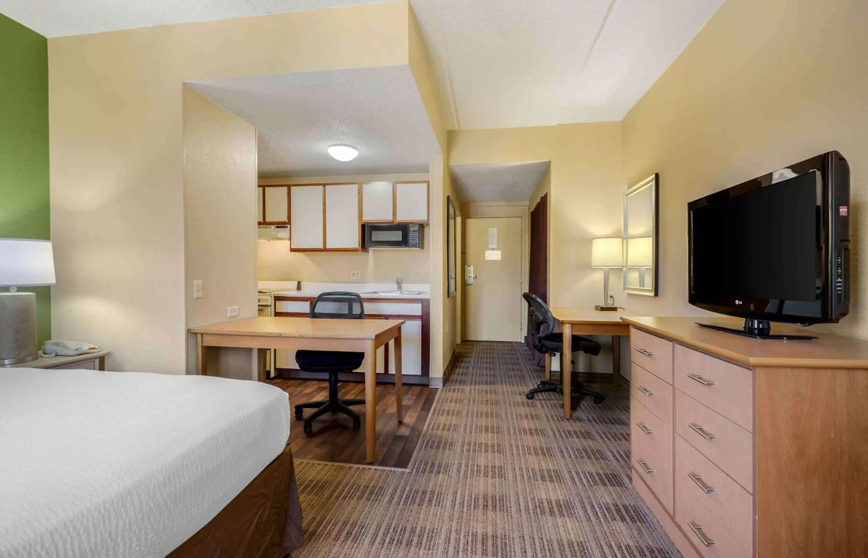 Bedroom, TV/Entertainment Center in Extended Stay America Select Suites - Dallas - Las Colinas - Meadow Creek Dr