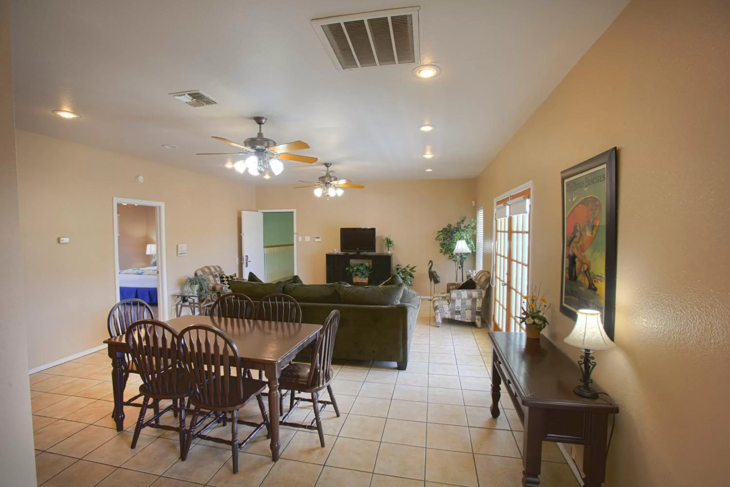 Communal lounge/ TV room in Plantation Suites and Conference Center