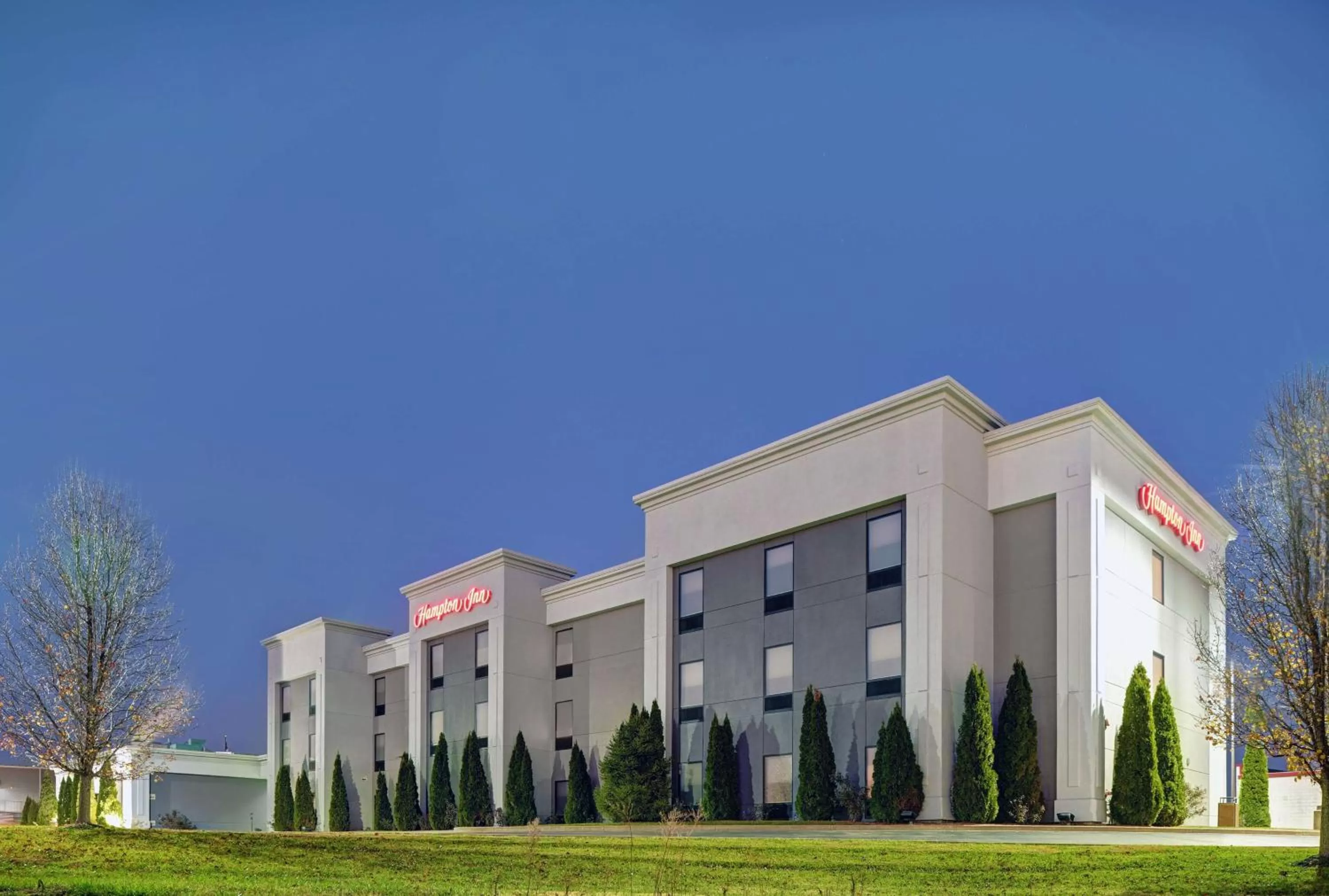 Property building in Hampton Inn Farmington