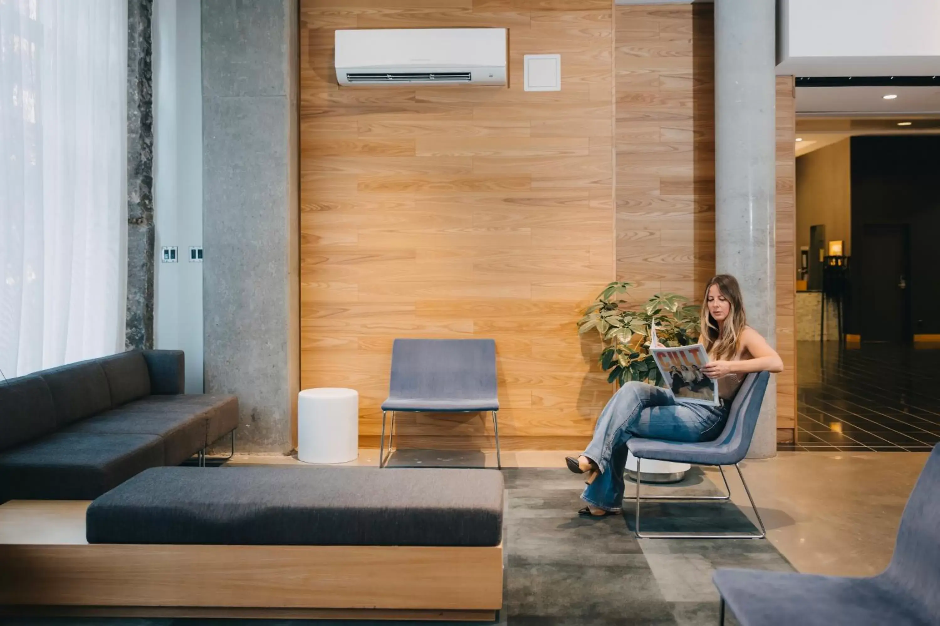 Seating area in Le Dauphin Montréal Centre-Ville