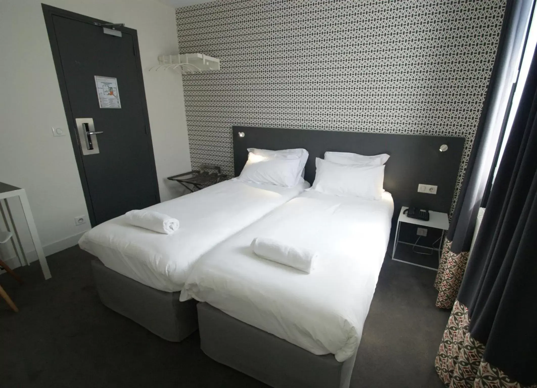 Bedroom, Bed in Acropolis Hotel Paris Boulogne