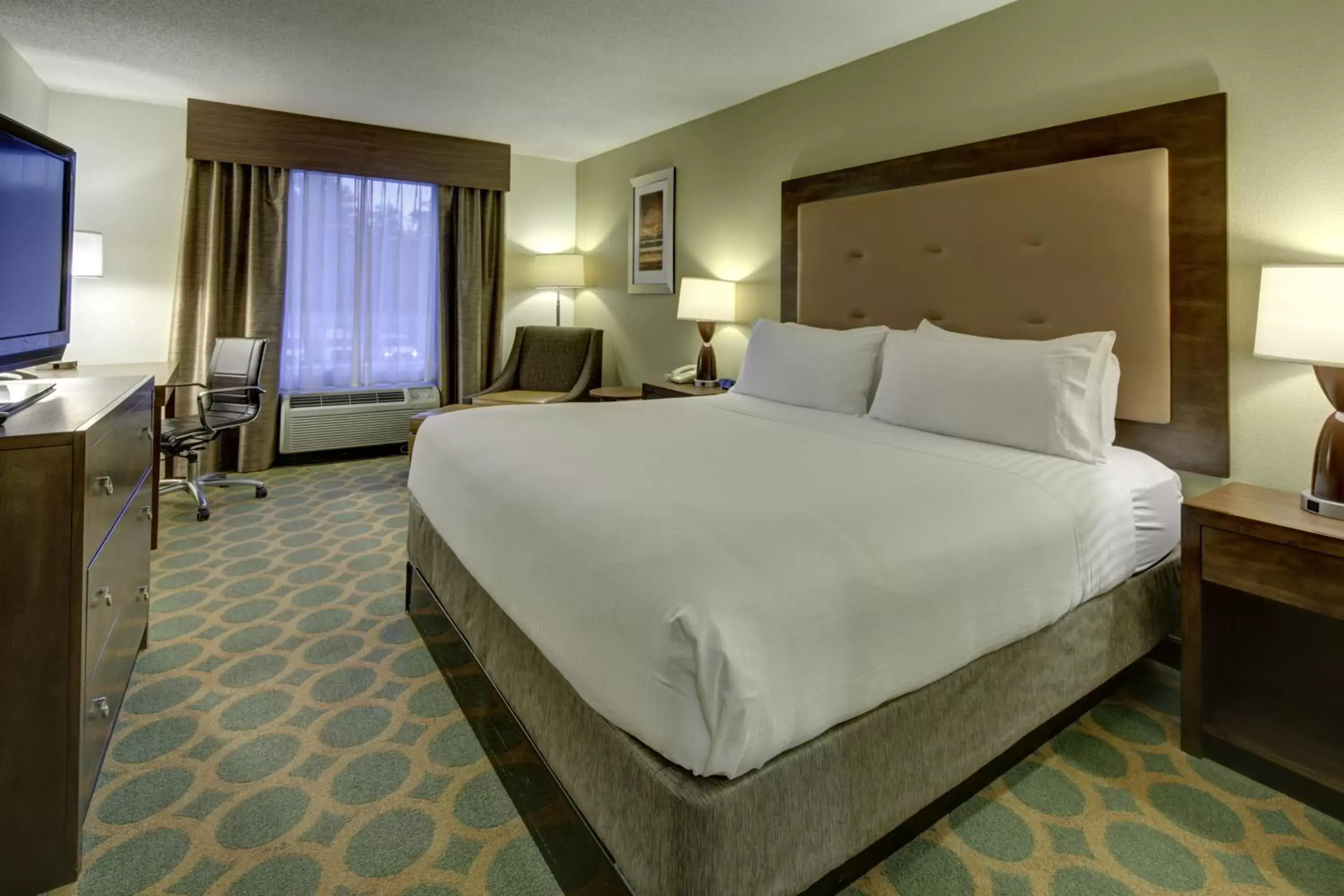 Photo of the whole room, Bed in Holiday Inn Express Hotel & Suites Emporia, an IHG Hotel