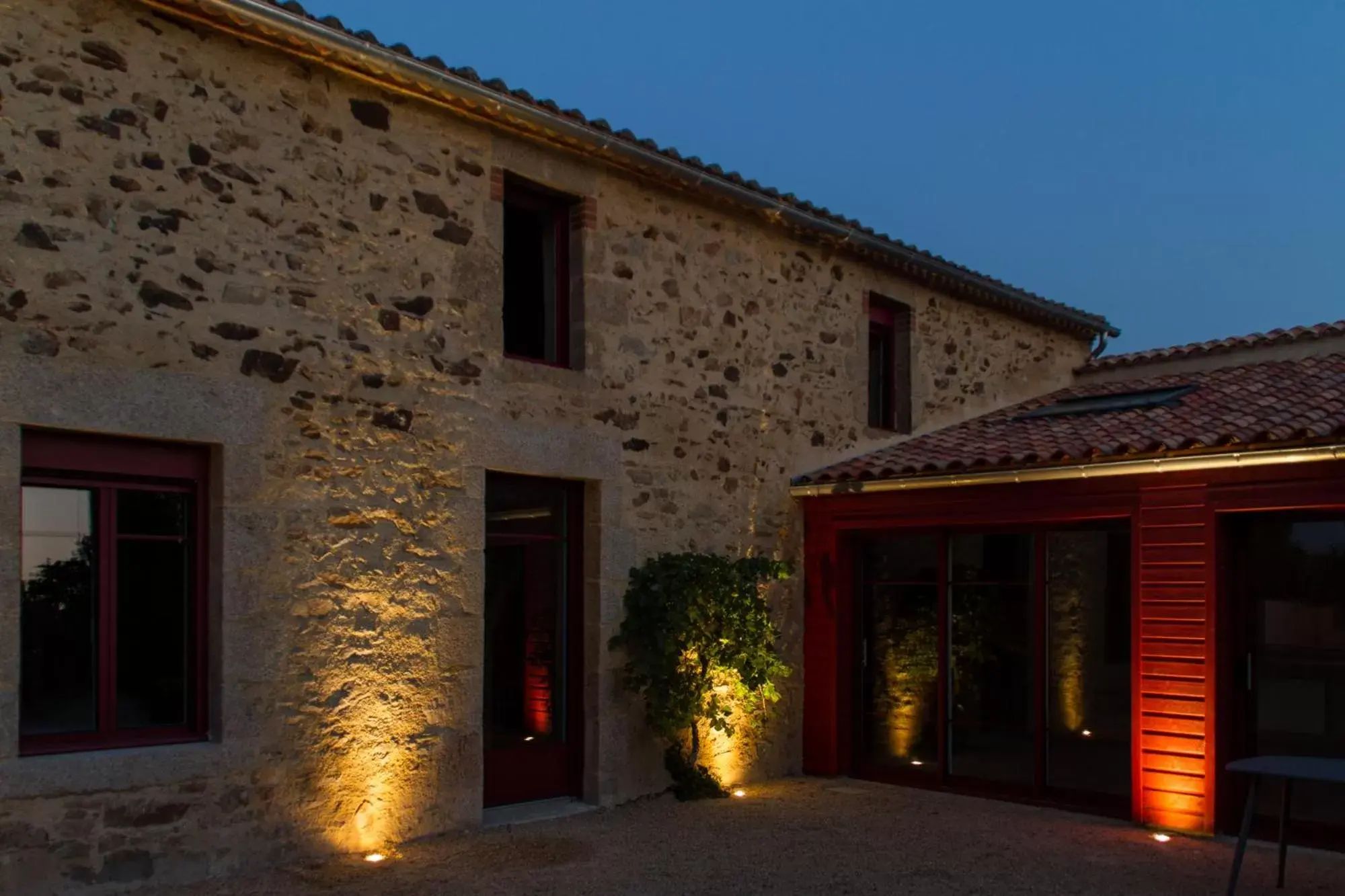 Facade/entrance, Property Building in Le Puy Carmin - Chambre d'hôtes avec jacuzzi