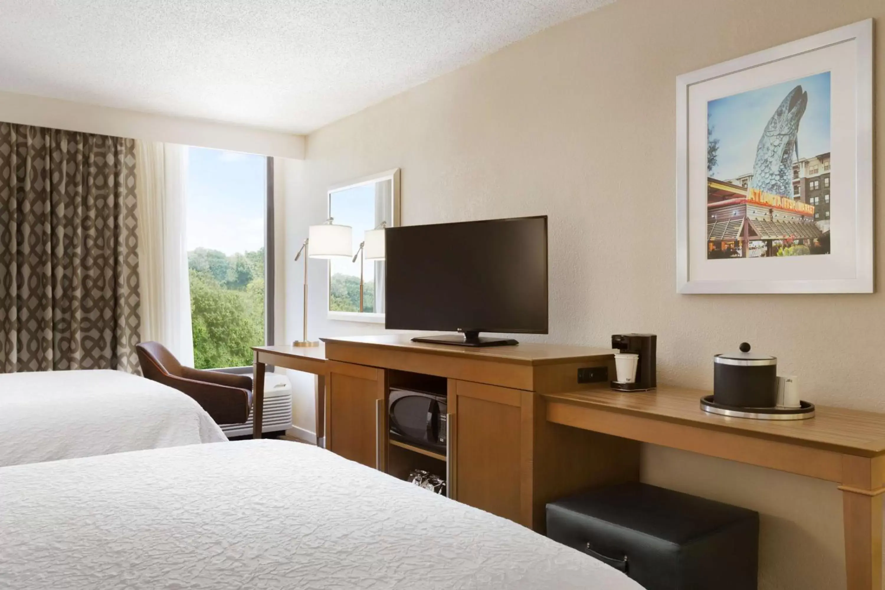 Bedroom, TV/Entertainment Center in Hampton Inn Atlanta-Buckhead